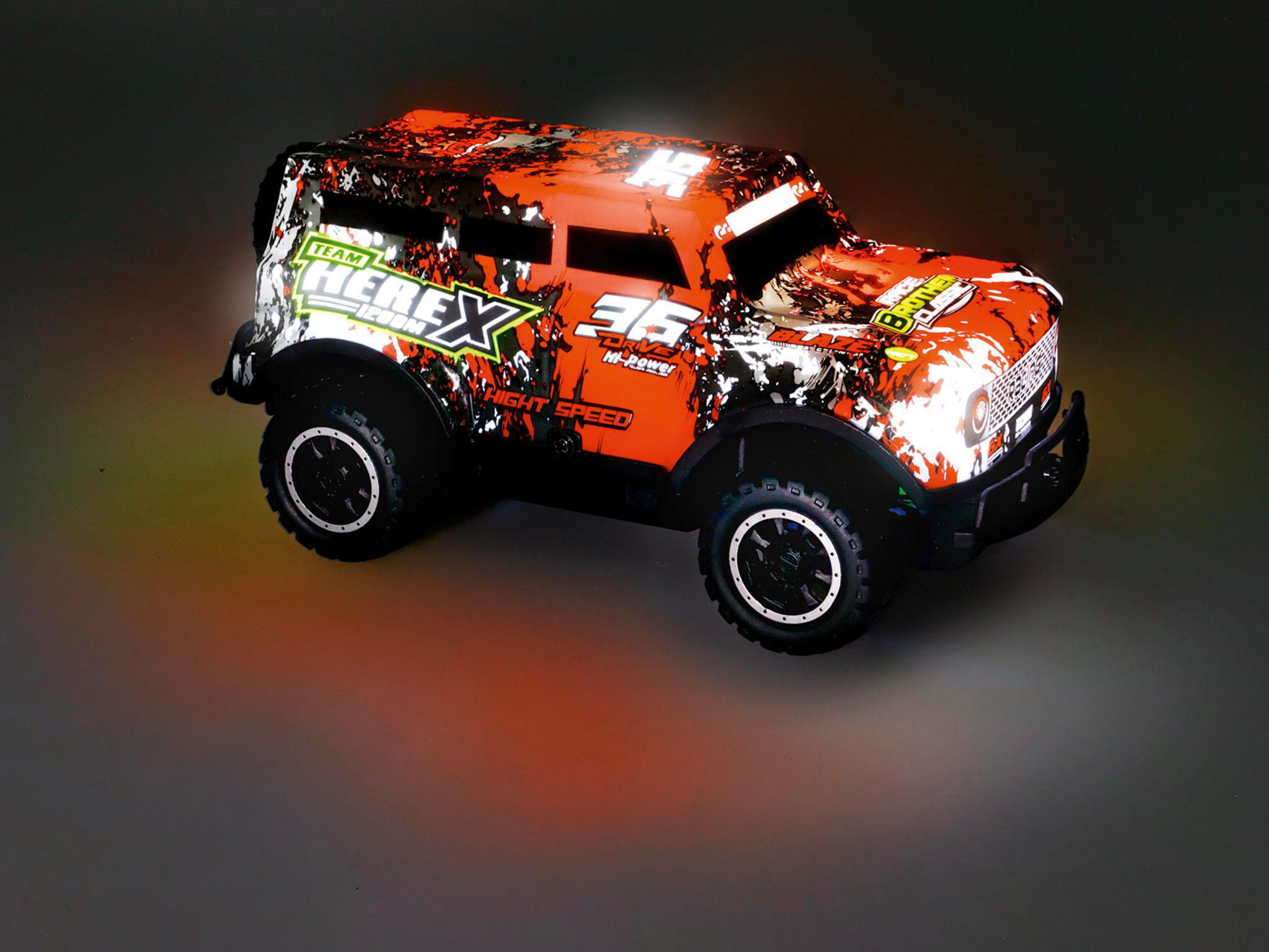Coche de juguete naranja y negro con luces. Tiene 'EVEREX' y 'LIGHT SPEED'.