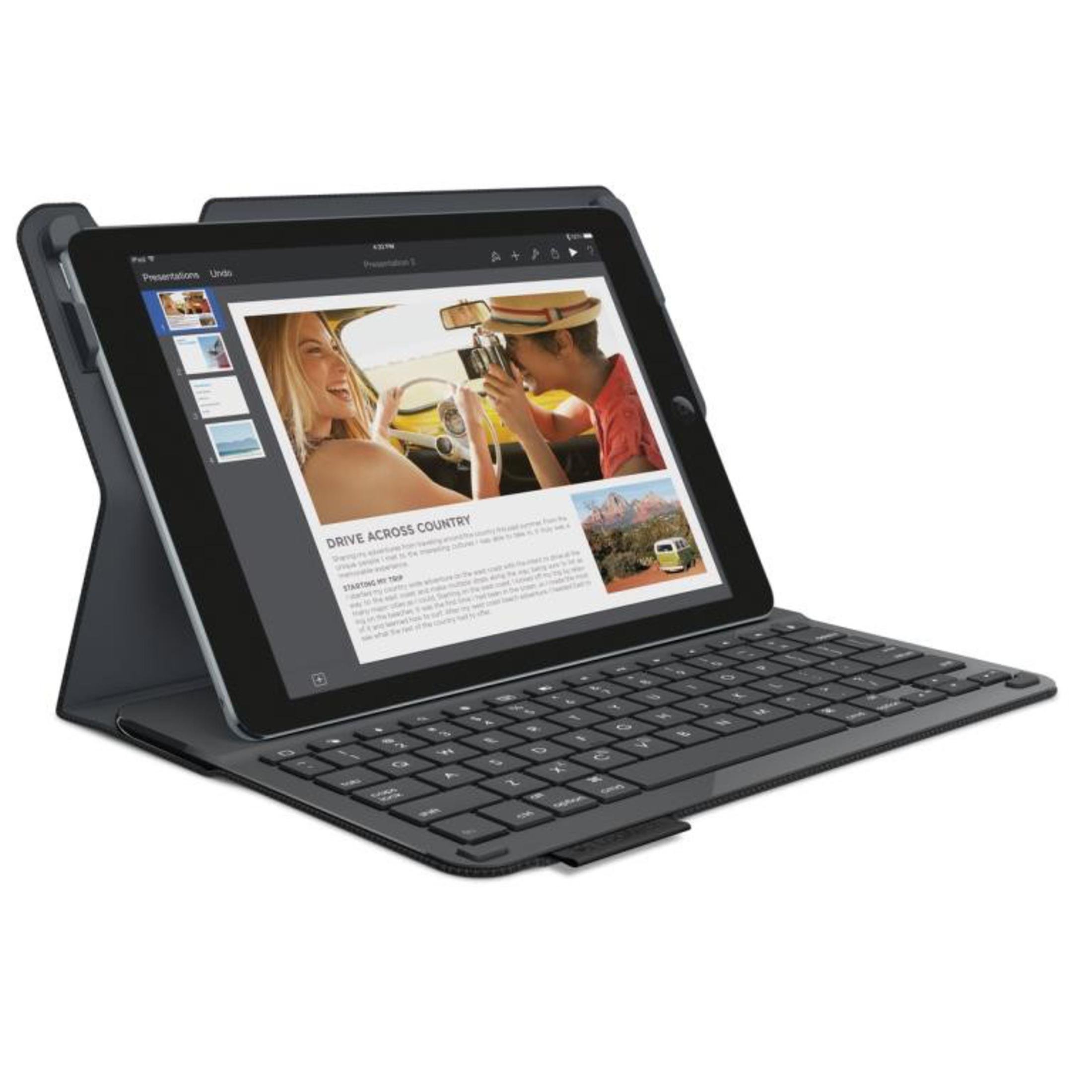 Tablet mit einer Tastaturhülle, die eine Präsentation anzeigt. Das Tablet befindet sich in einer Hülle. Weißer Hintergrund.