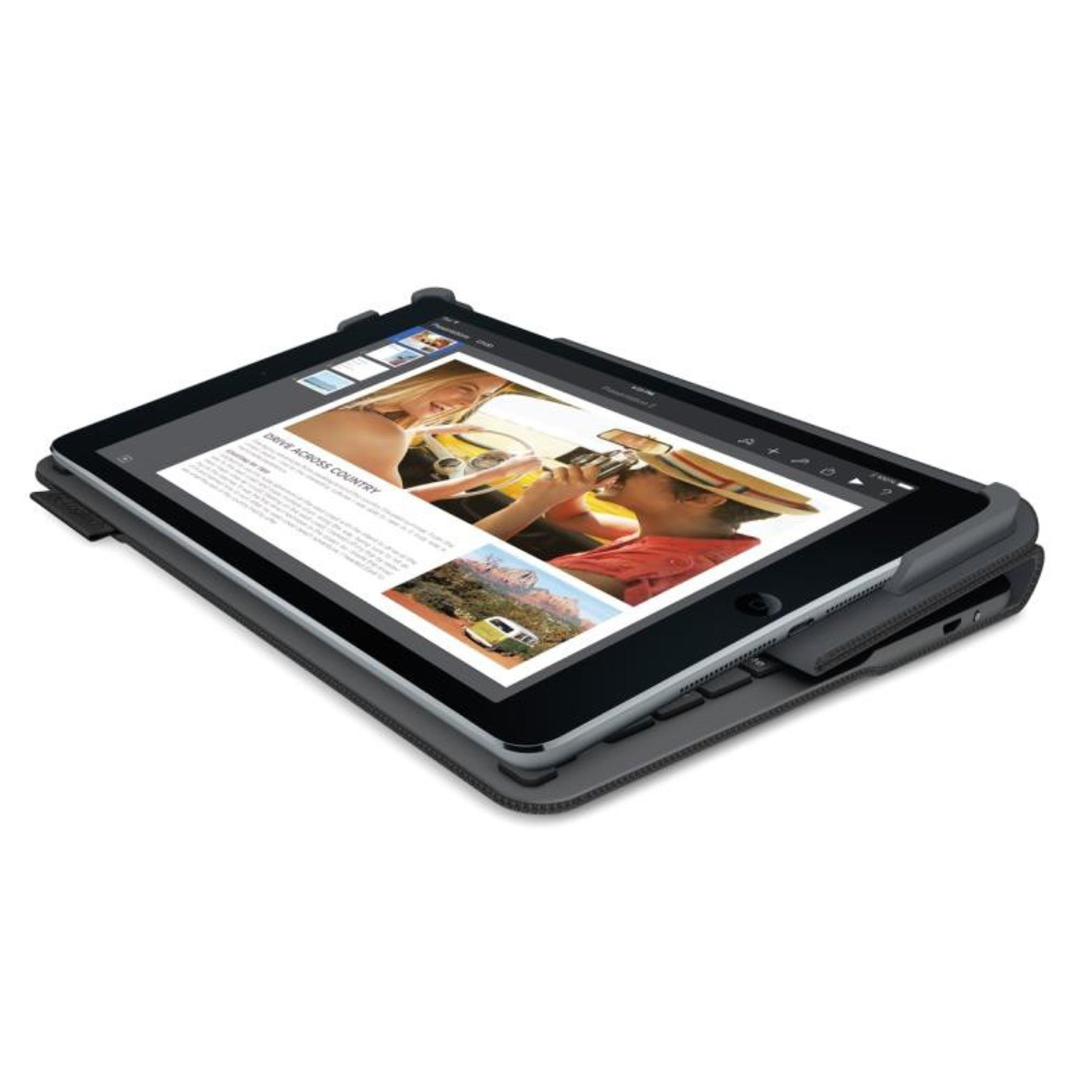 Tablet in Schutzhülle, zeigt Bilder und Text. Schwarze Hülle. Weißer Hintergrund.
