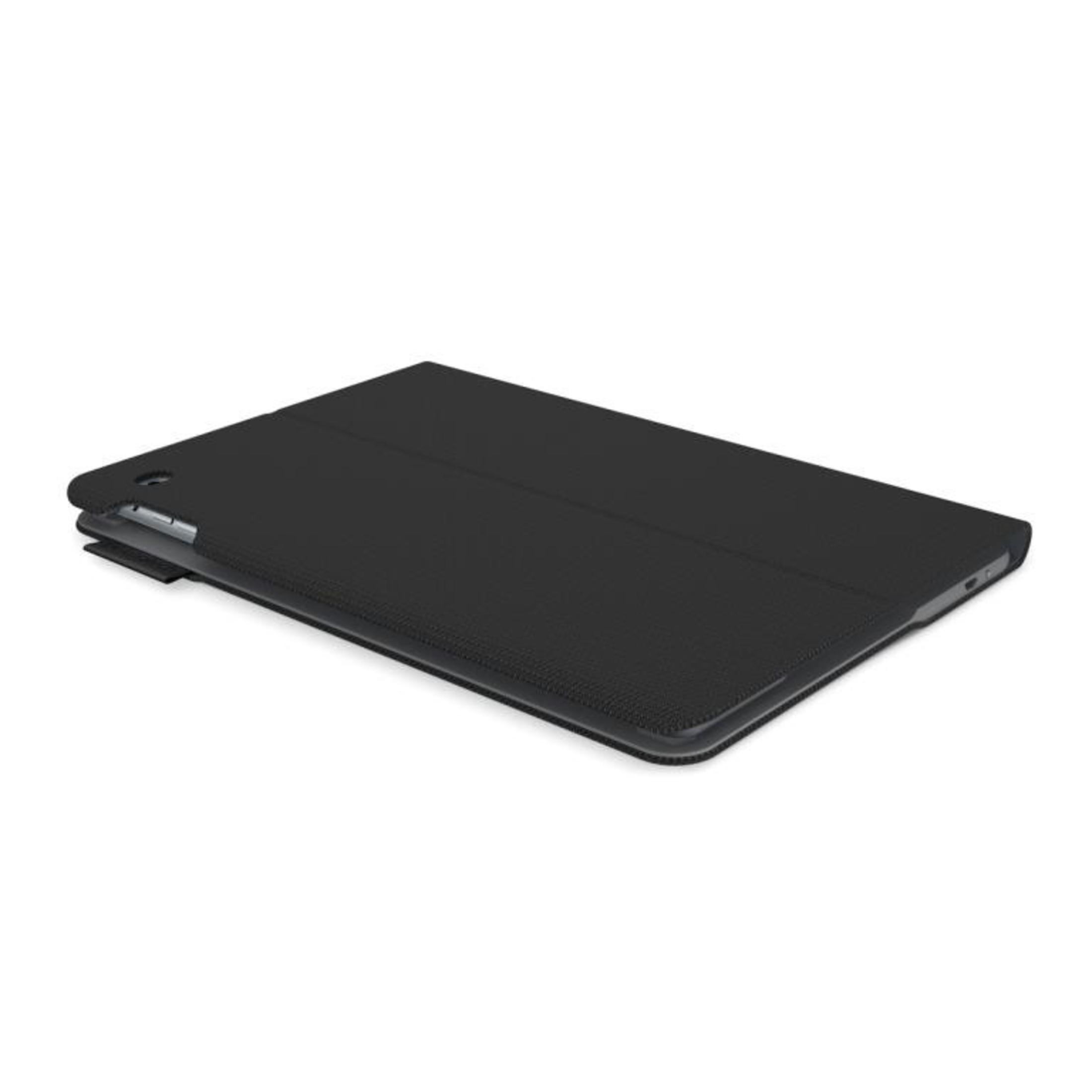 Eine schwarze Tablethülle, geschlossen. Es hat eine strukturierte Oberfläche auf weißem Hintergrund.