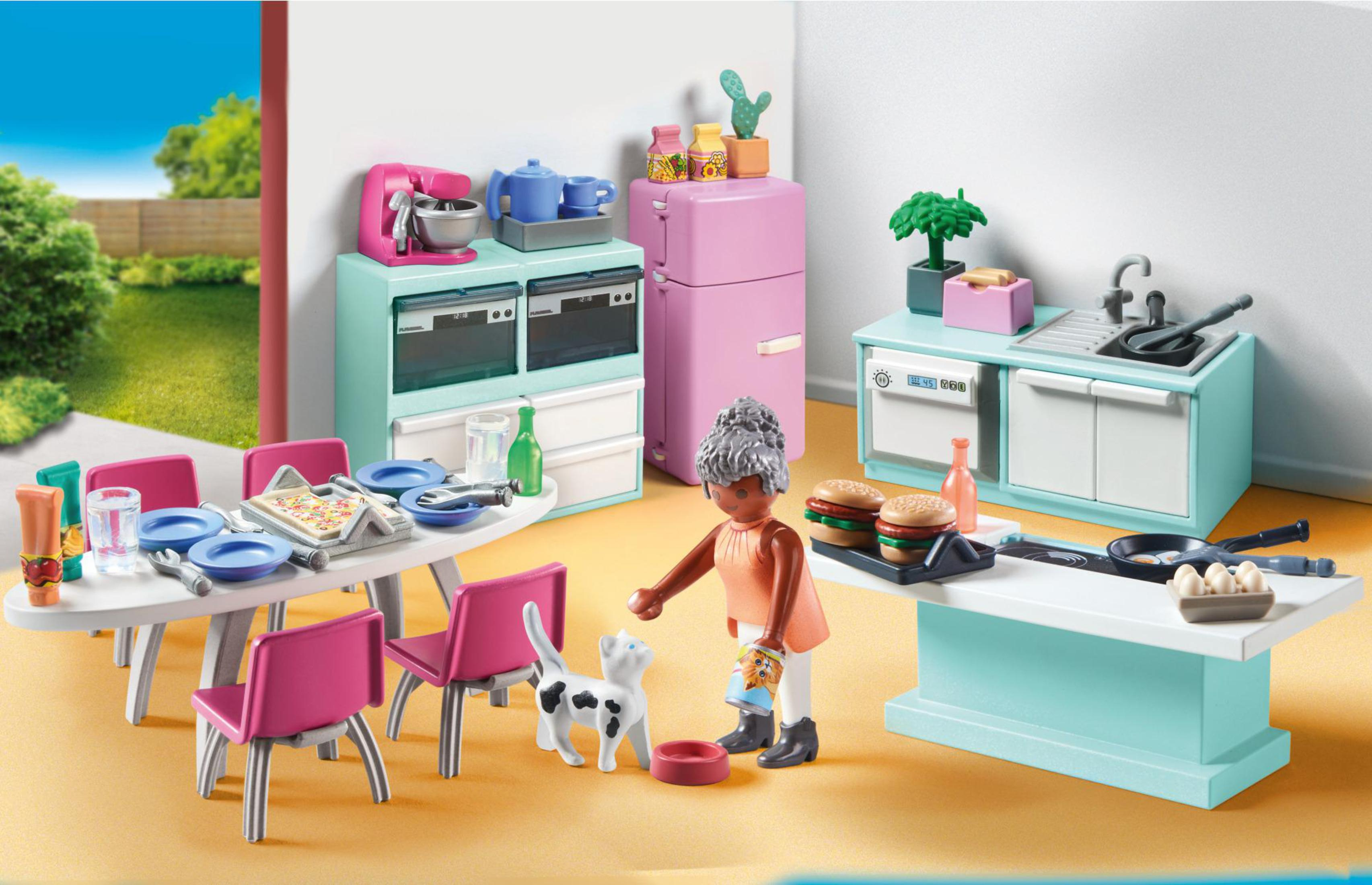 Eine Playmobil-Küchenszene mit Frau, Katze, Tisch und verschiedenen Küchenartikeln.