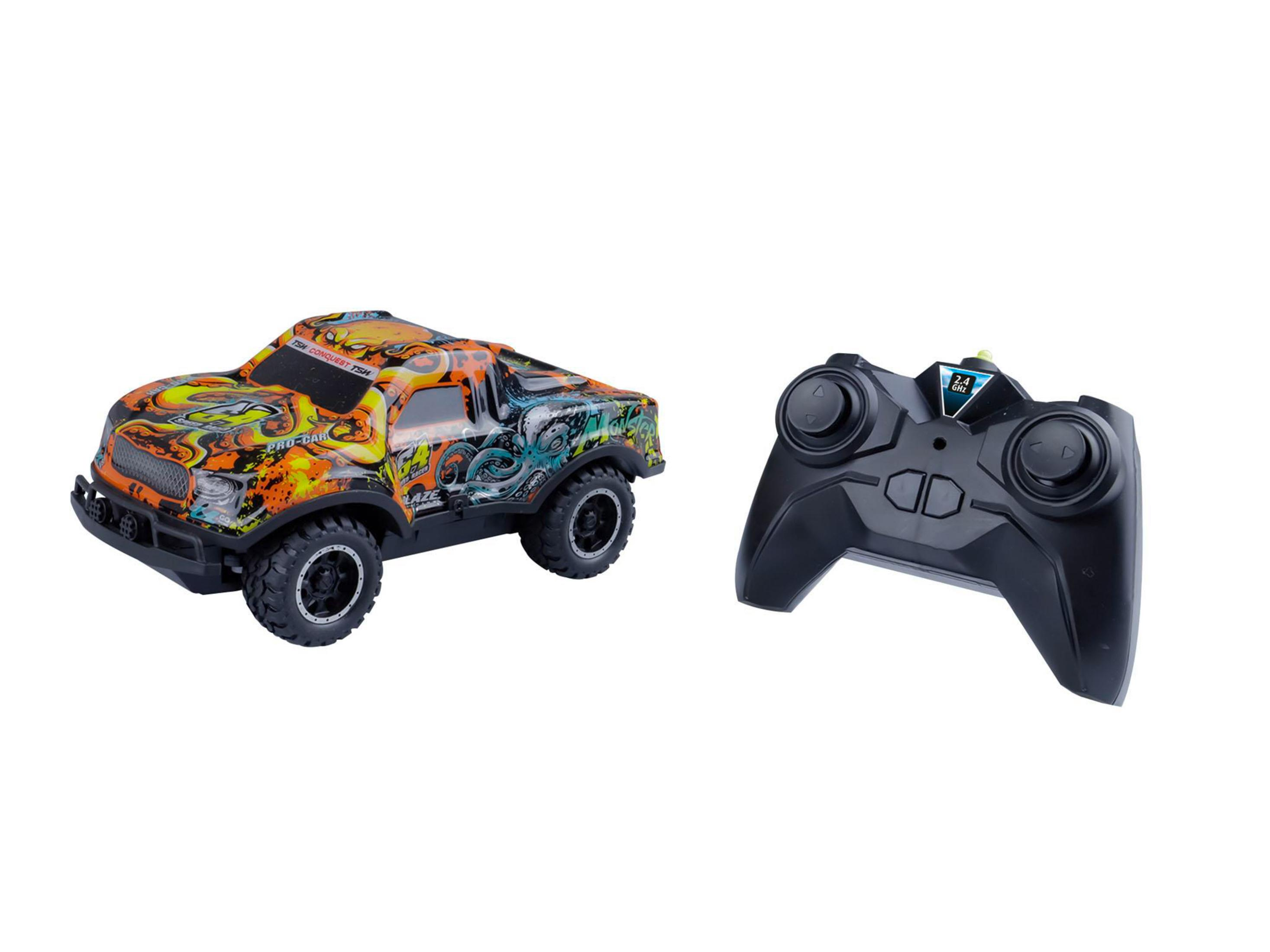 Spielzeug-Monstertruck und Fernbedienung auf weißem Hintergrund.