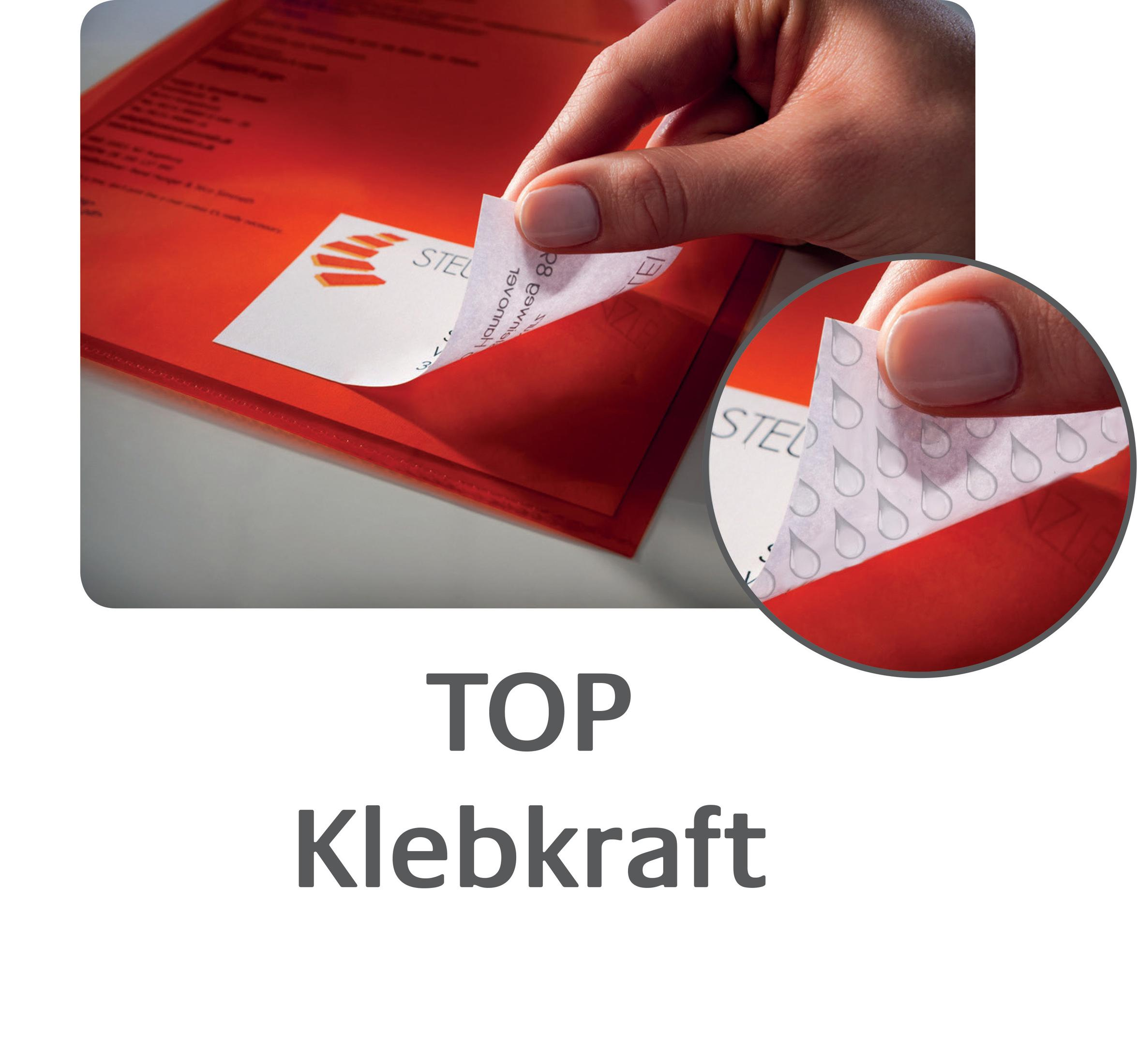 Eine Hand, die ein Etikett von einer roten Datei abzieht. Das Etikett hat Text, und eine Detailansicht zeigt Wassertropfen.
