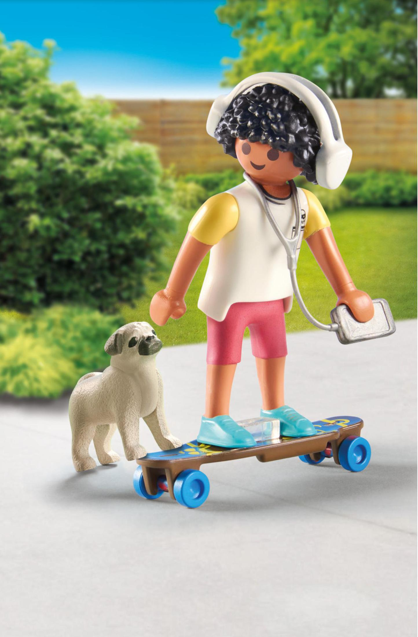 Eine Playmobil-Figur auf einem Skateboard mit Kopfhörern und einem Hund. Grüne Büsche im Hintergrund.