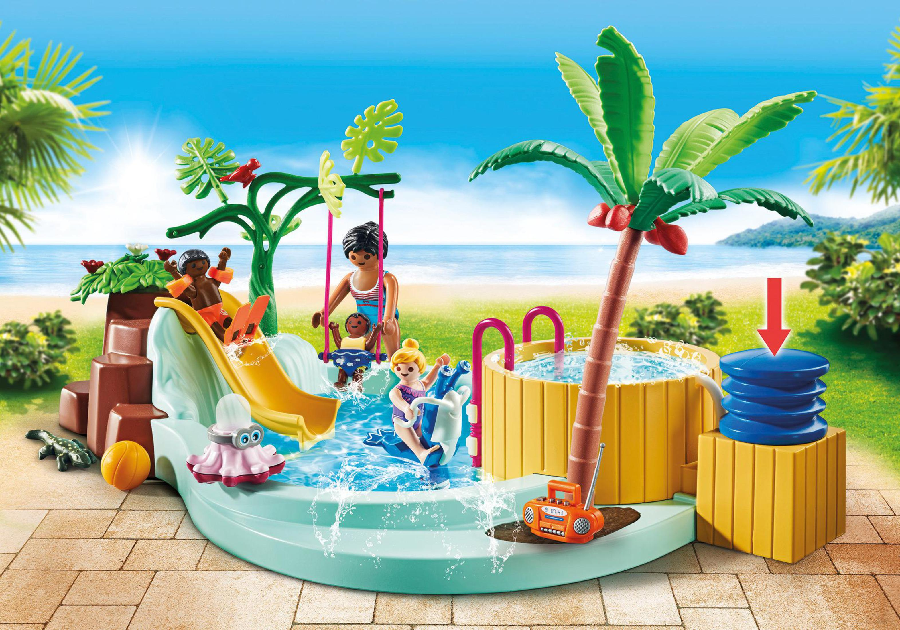 Escena de parque acuático Playmobil con figuras, toboganes, piscina y palmera.
