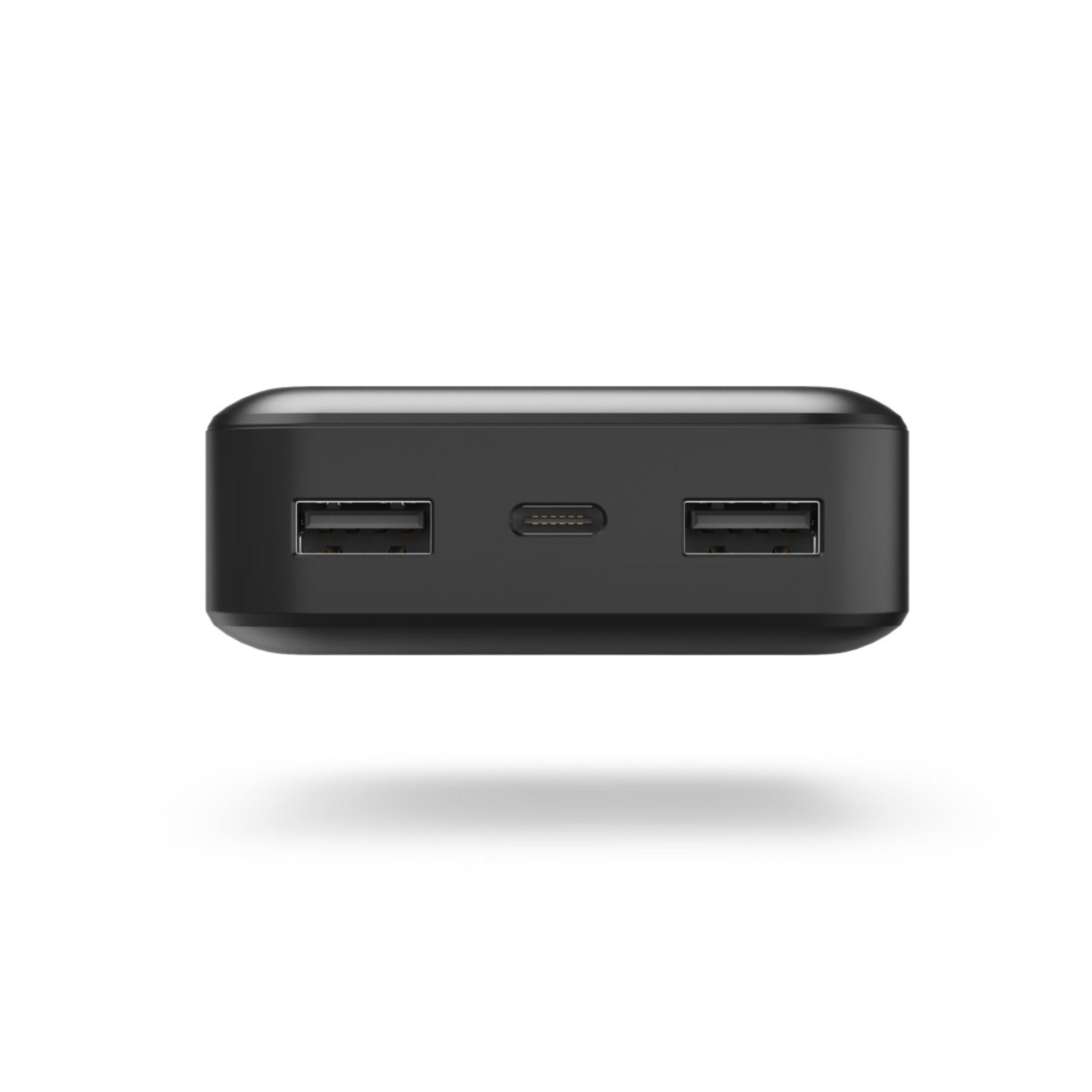 Power bank negra con dos puertos USB y un puerto USB-C sobre fondo blanco, vista superior.