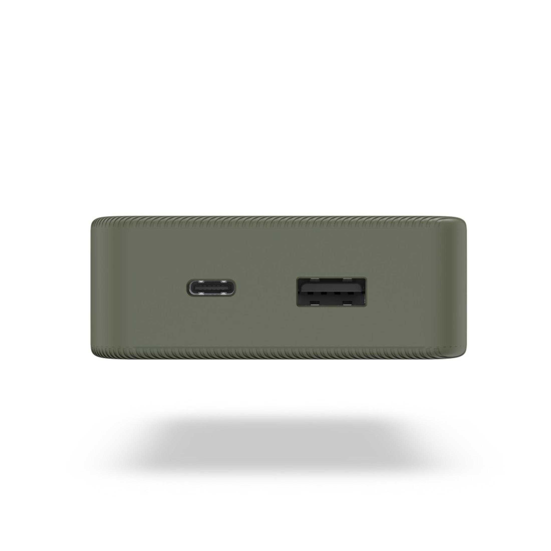 Olivgrüner USB-C-Hub mit USB-Anschluss. Weißer Hintergrund.