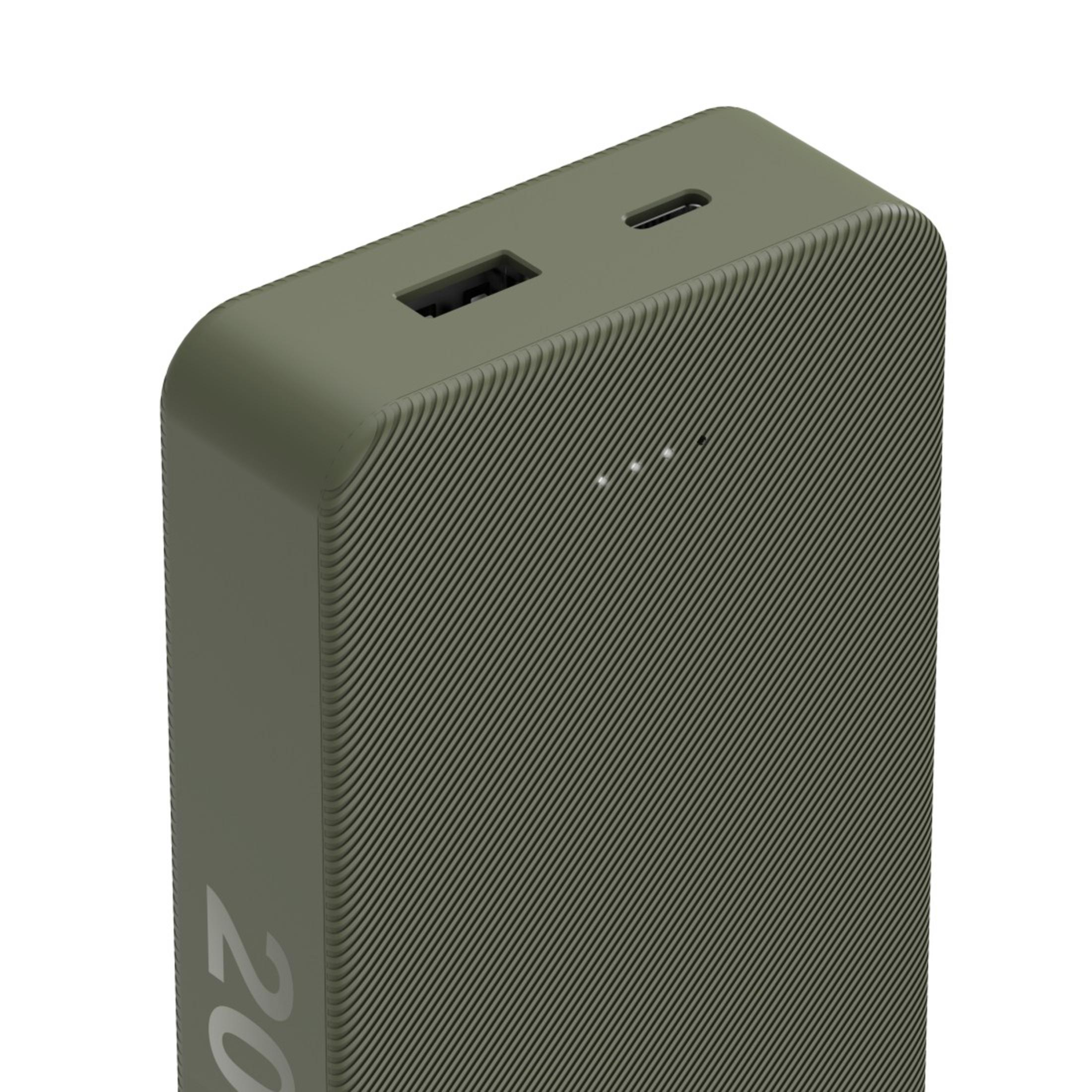 Grüne Powerbank mit gerillter Oberfläche, einem USB-Anschluss und einem USB-C-Anschluss.