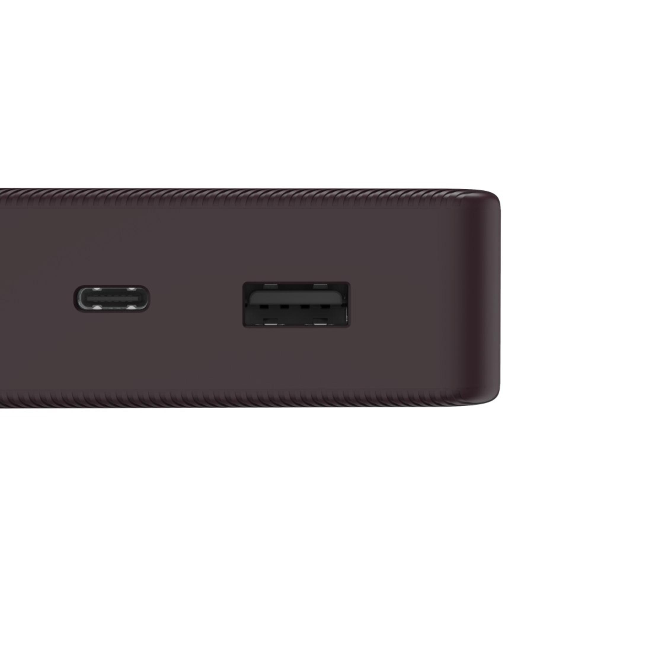 Eine dunkelbraune Powerbank mit USB-C- und USB-Anschlüssen. Nahaufnahme vor weißem Hintergrund.
