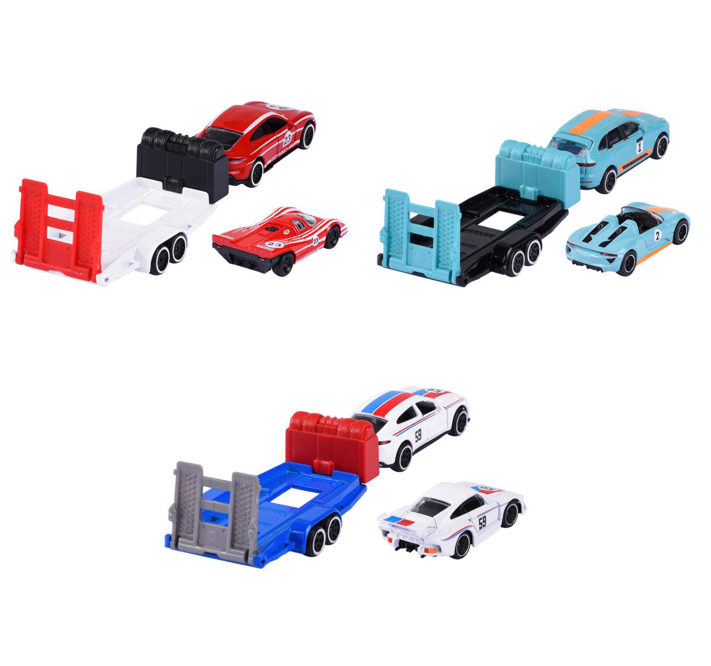 Spielzeugautos auf Autotransportern, rot, blau und weiß, mit verschiedenen Autodesigns.