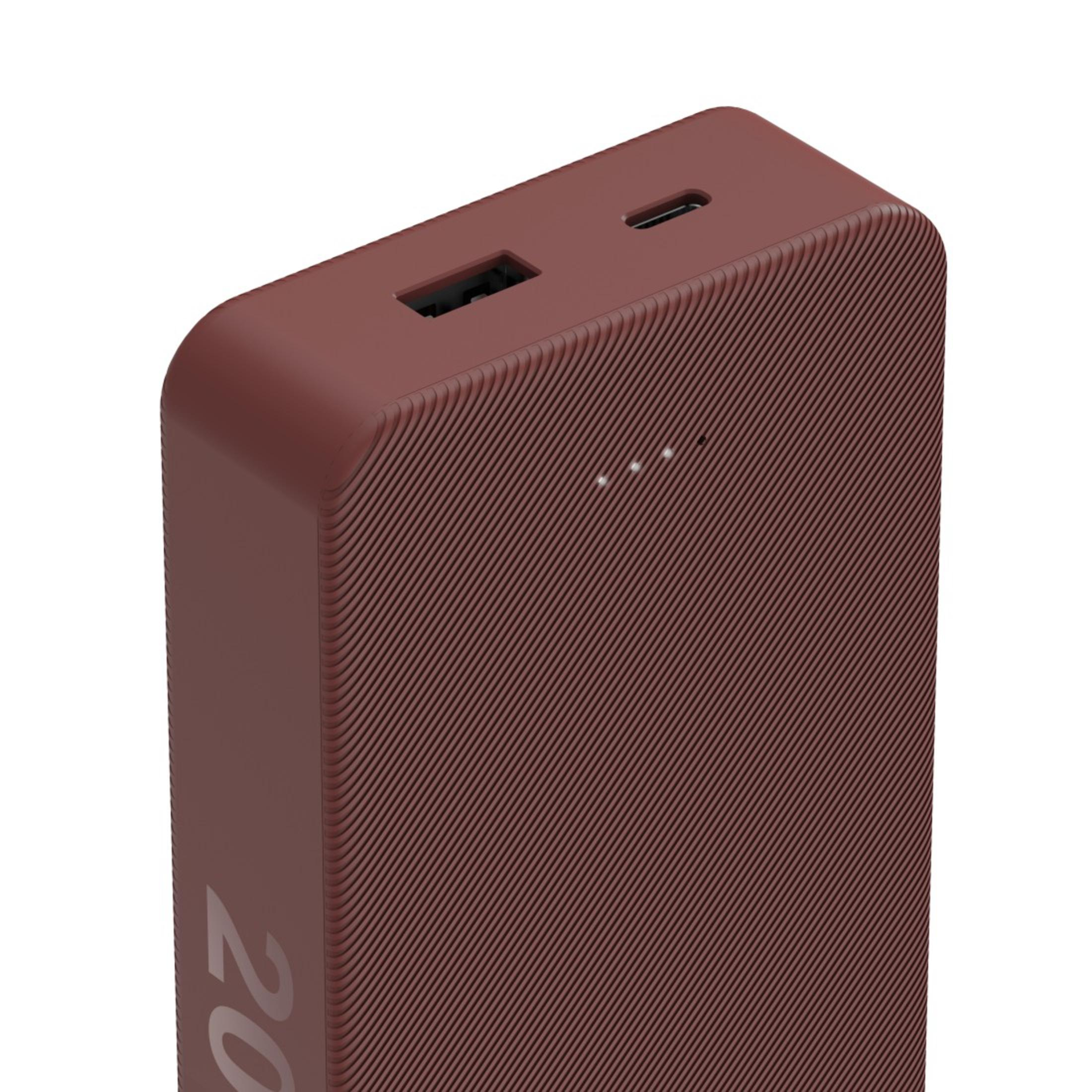 Un power bank marrone con porte USB e USB-C e tre indicatori luminosi.