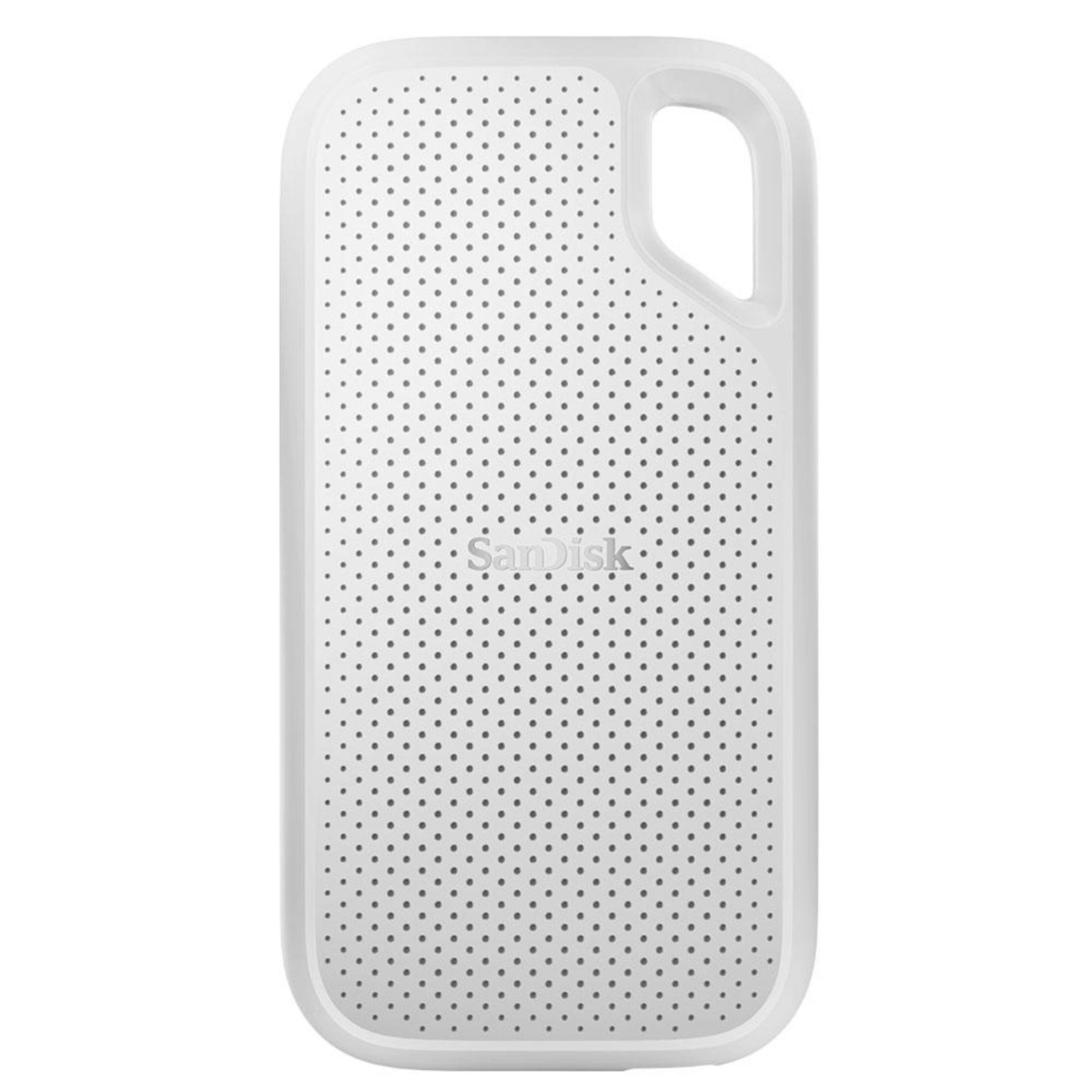 Disco duro externo Sandisk blanco con superficie perforada y pequeño bucle.