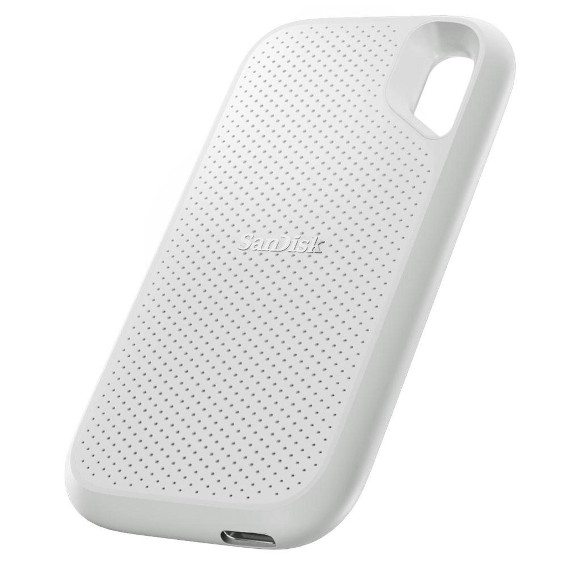 Carcasa blanca de disco duro externo con una rejilla de pequeños agujeros y el logotipo de Sandisk.