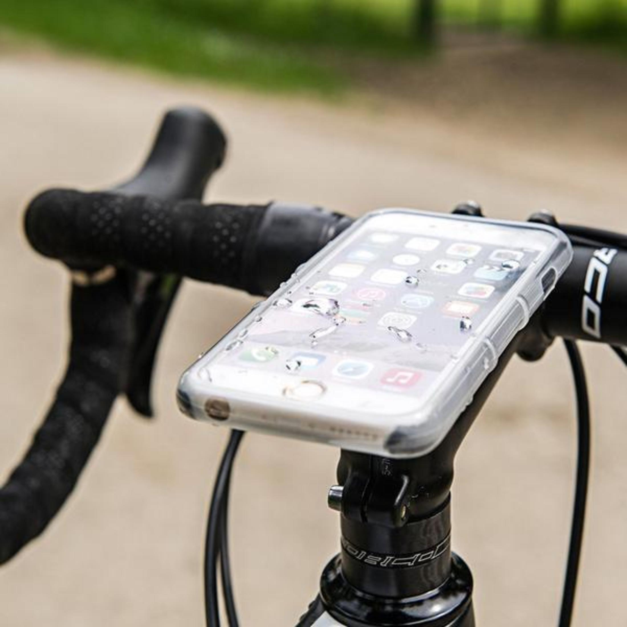 Ein Telefon in einer klaren Hülle, an Fahrradlenkern befestigt. Wassertropfen vorhanden.