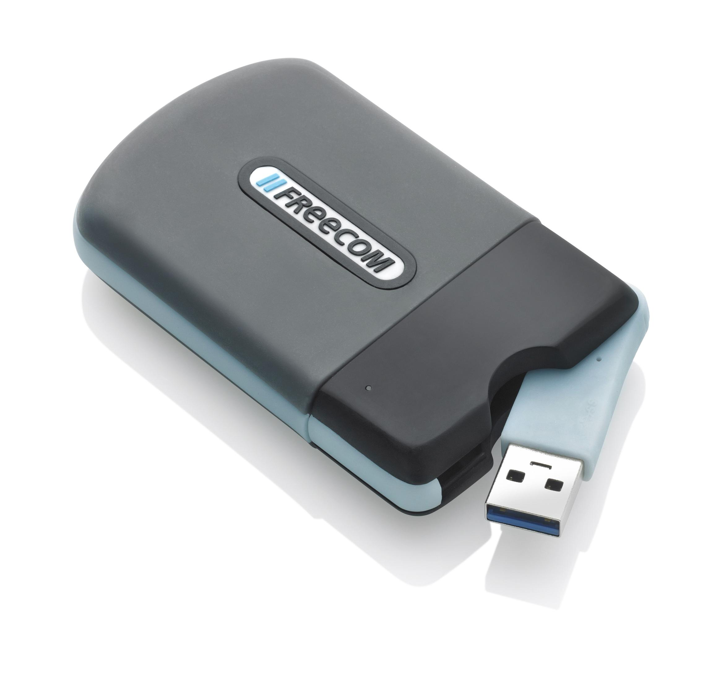 Disco rigido esterno Freecom grigio e blu con cavo USB esteso. Sfondo bianco.