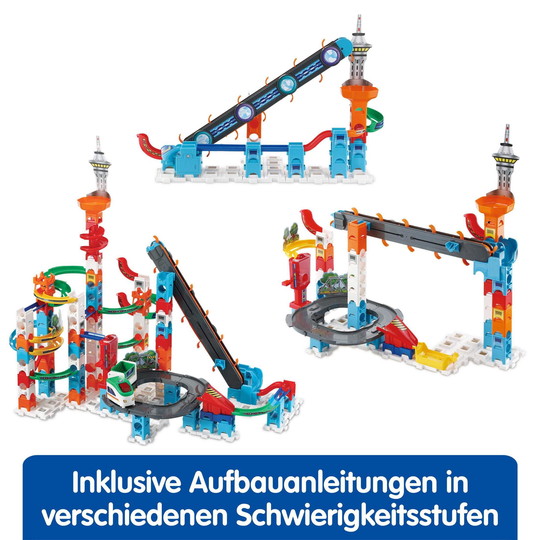 Drei farbige Bausteine, mit Rampen und Türmen, vor weißem Hintergrund.