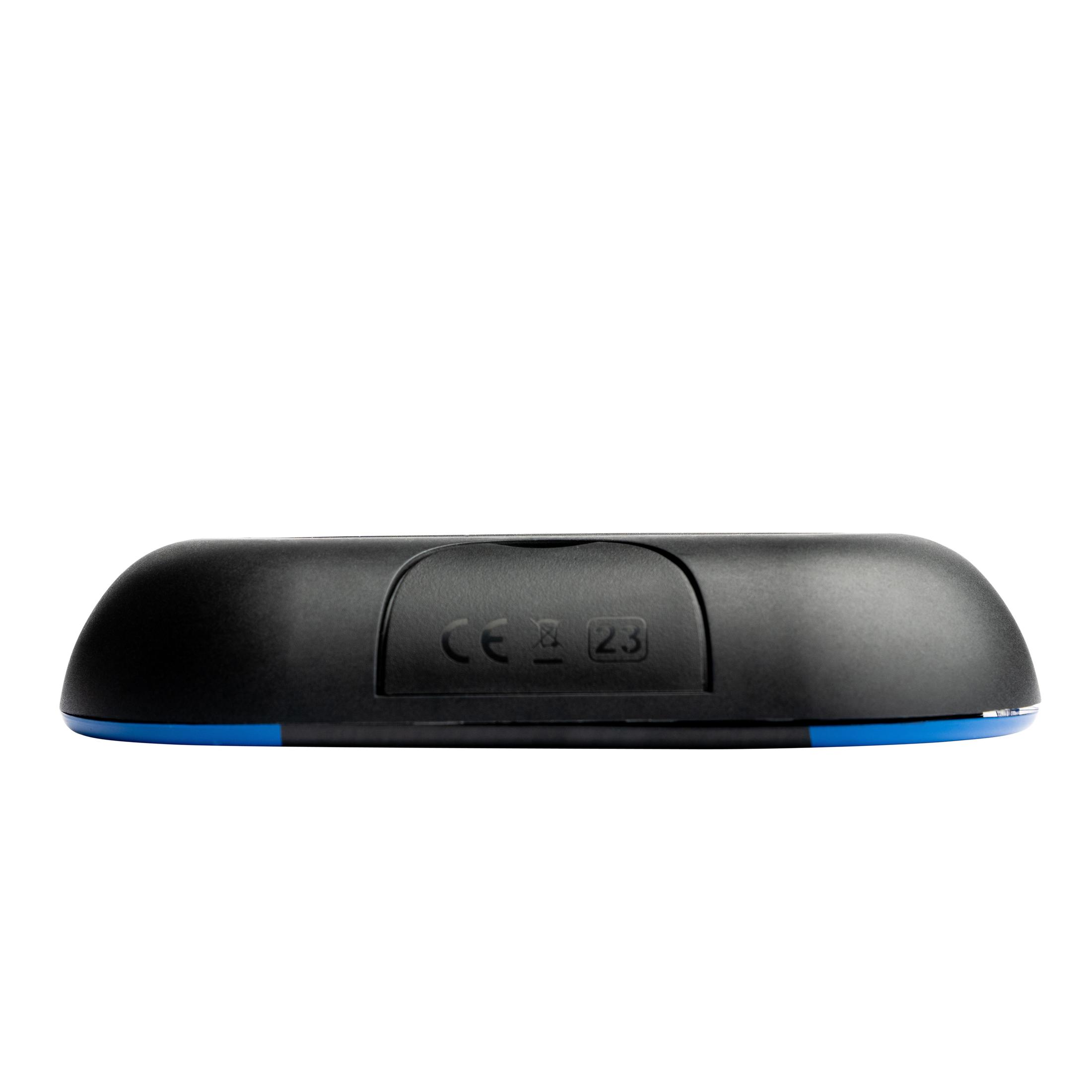 Schwarzes Gerät, möglicherweise ein Router oder Modem, mit blauem Streifen. CE- und andere Markierungen. Weißer Hintergrund.