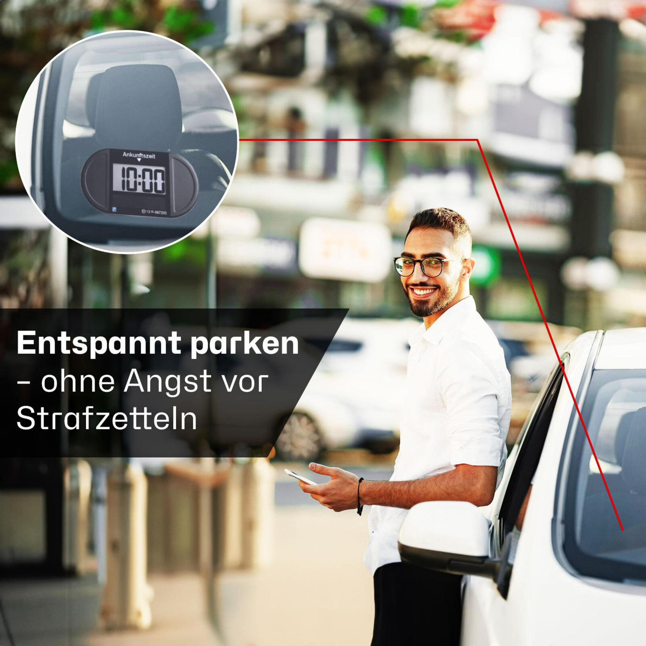 Ein Mann lächelt neben einem weißen Auto mit einem Parktimer im Fenster.