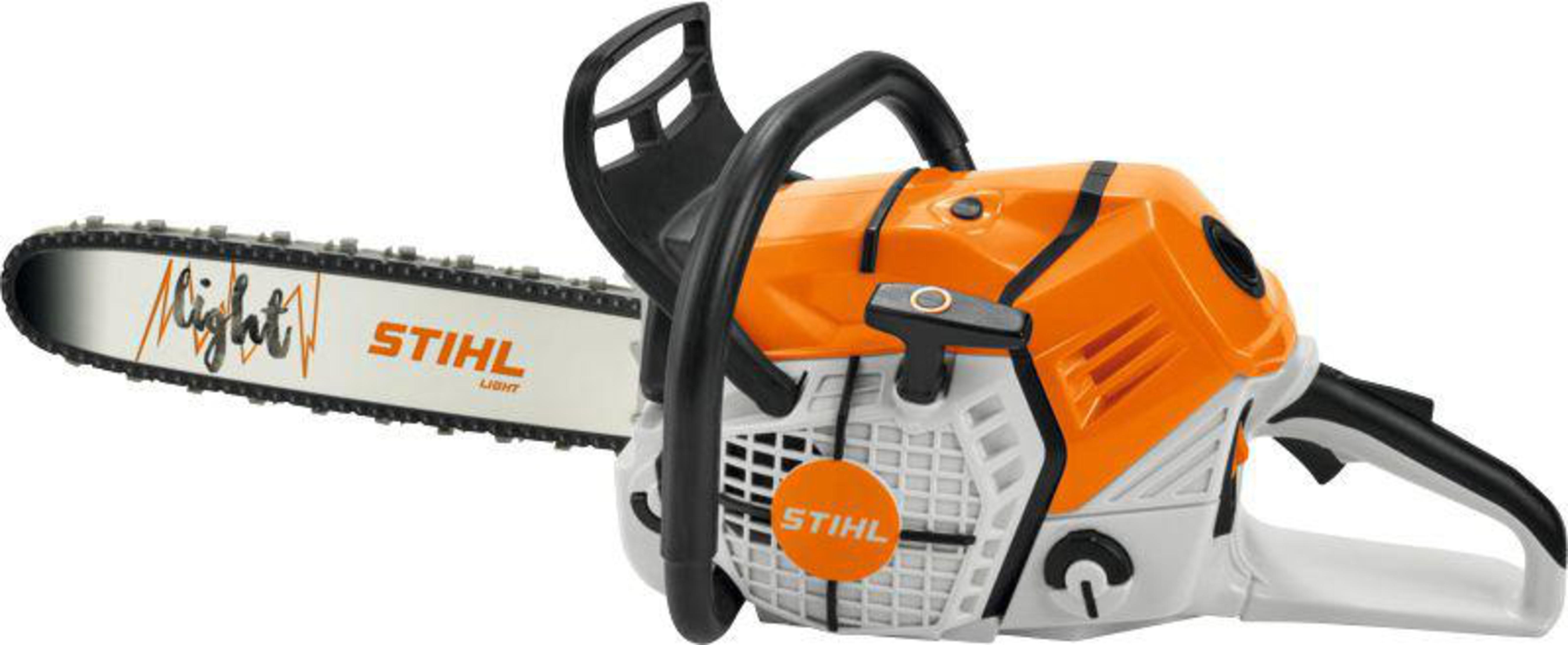Orange-weiße STIHL-Kettensäge auf weißem Hintergrund, mit schwarzem Griff.