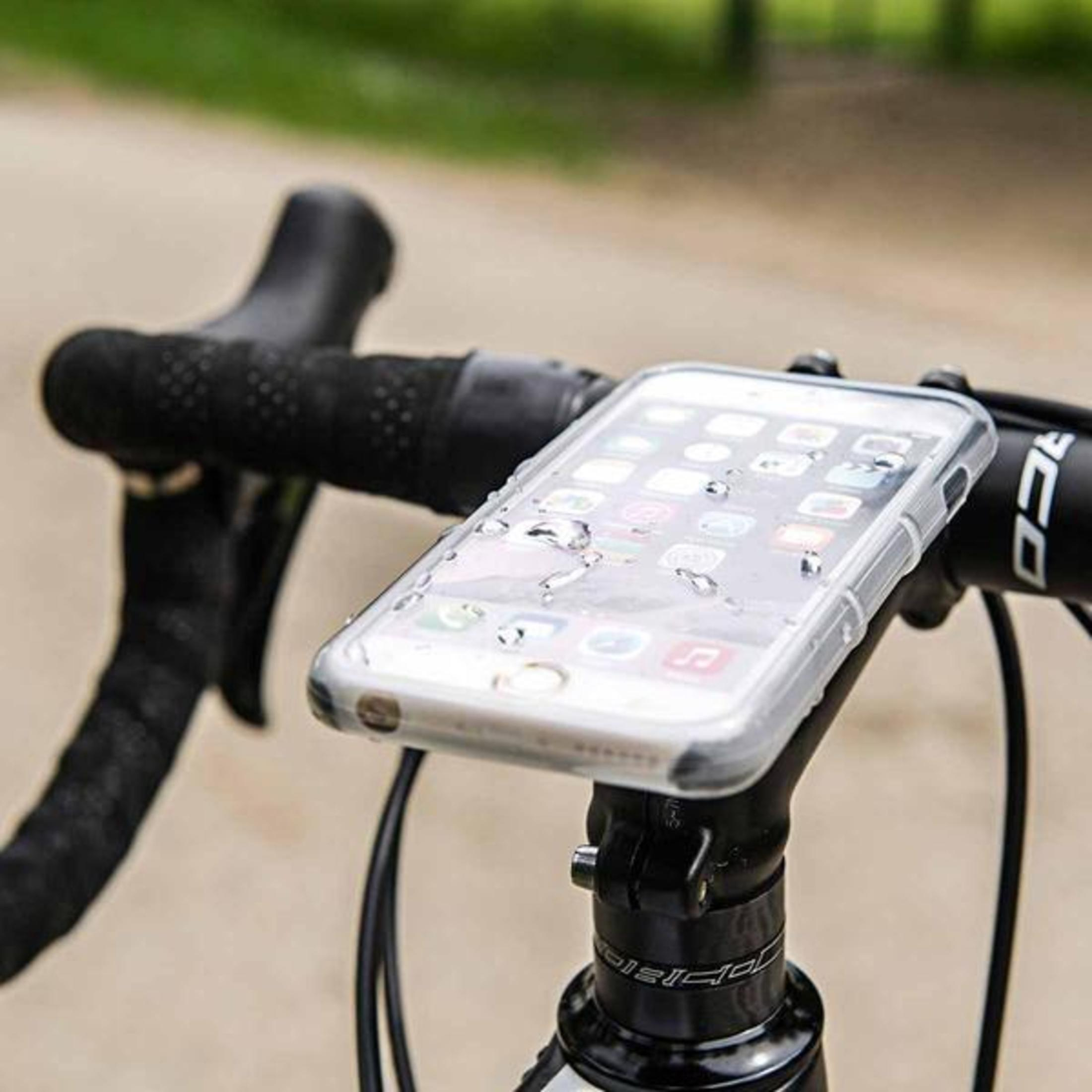 Telefon an Fahrradlenker montiert, mit Wassertropfen bedeckt, in einer transparenten Hülle.