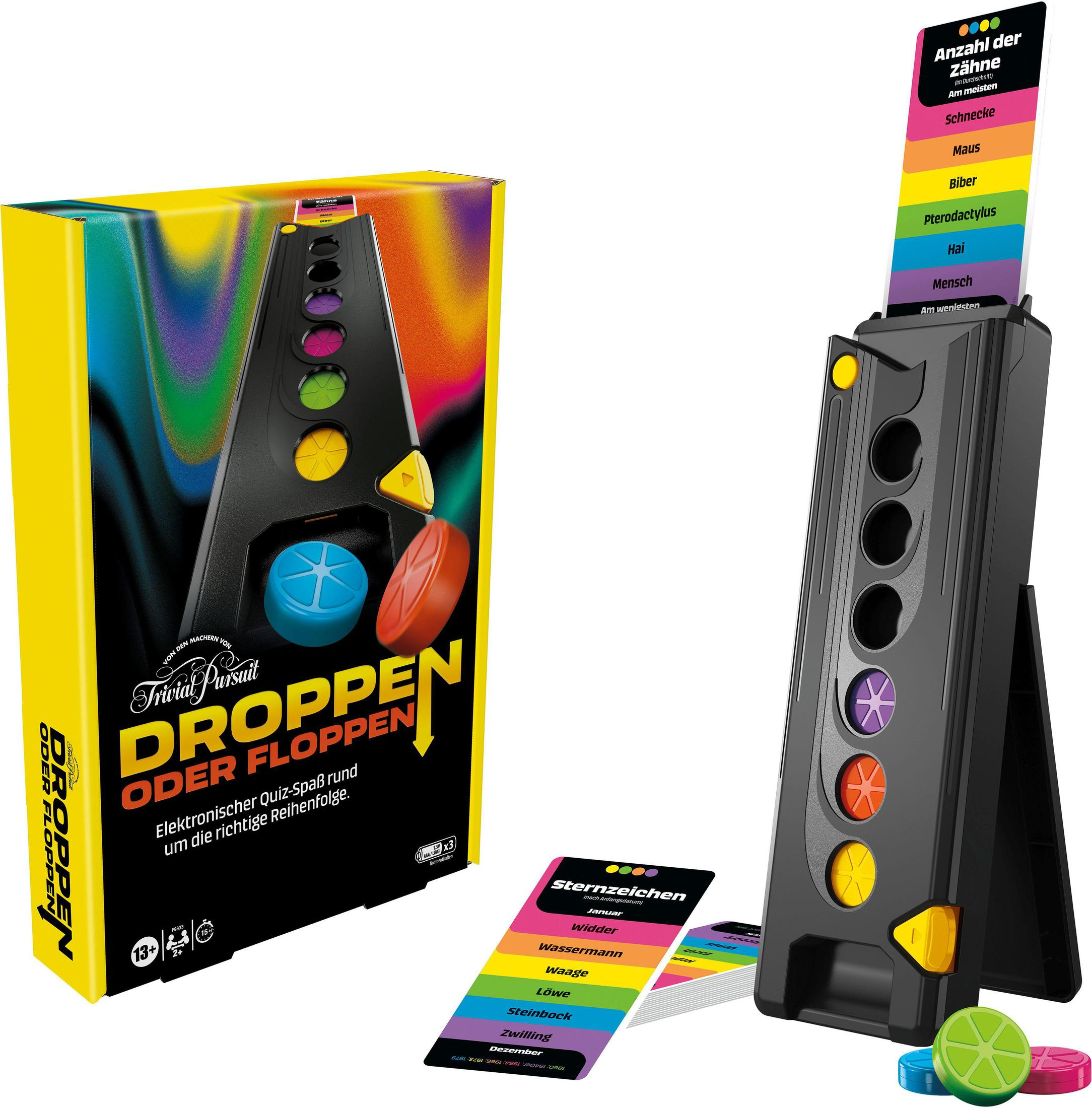 Gioco da tavolo con carte, una scatola e un pezzo da gioco alto e nero con pulsanti e un display.