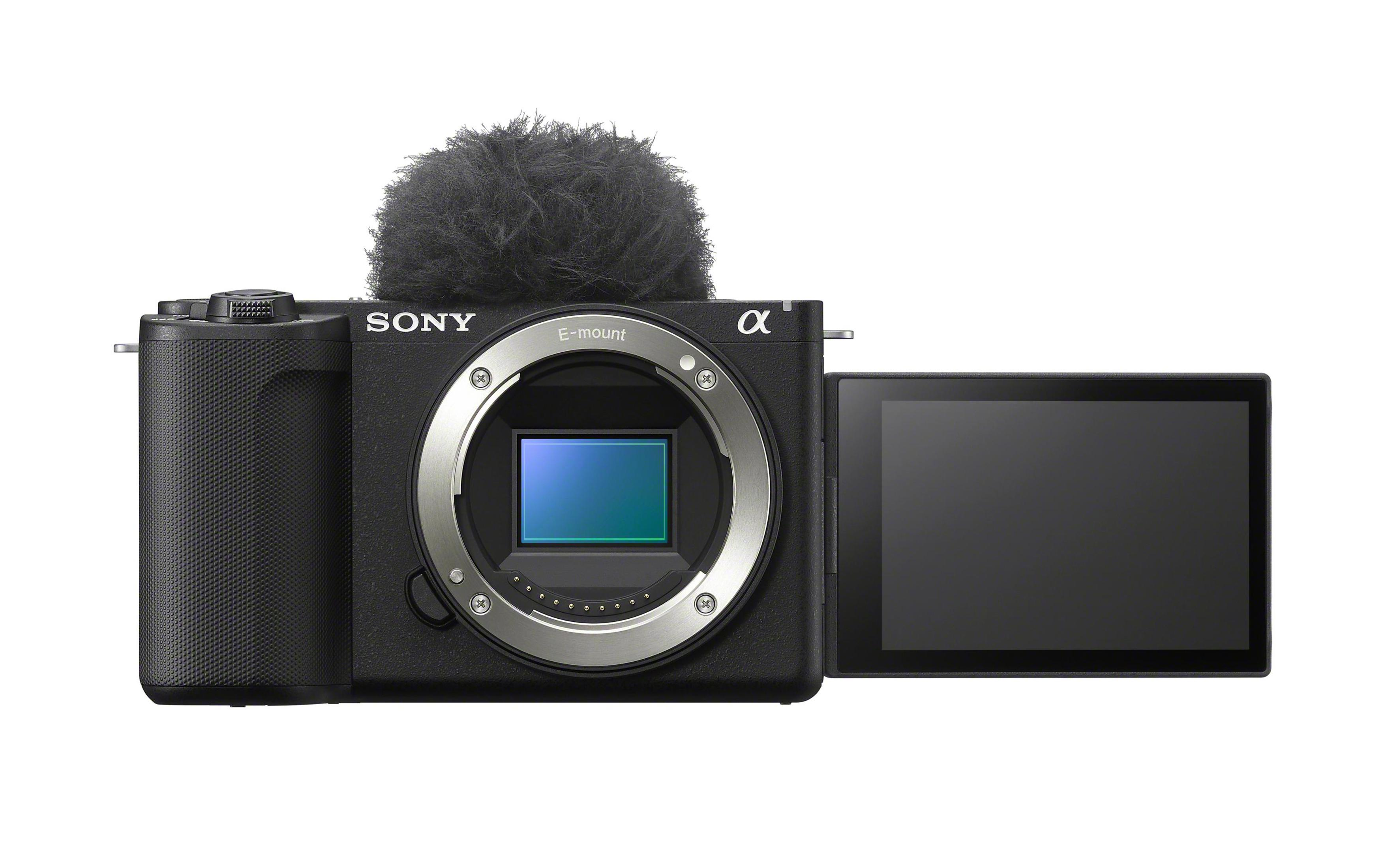 Una fotocamera Sony nera con obiettivo e microfono. Lo schermo è aperto e lo sfondo è bianco.