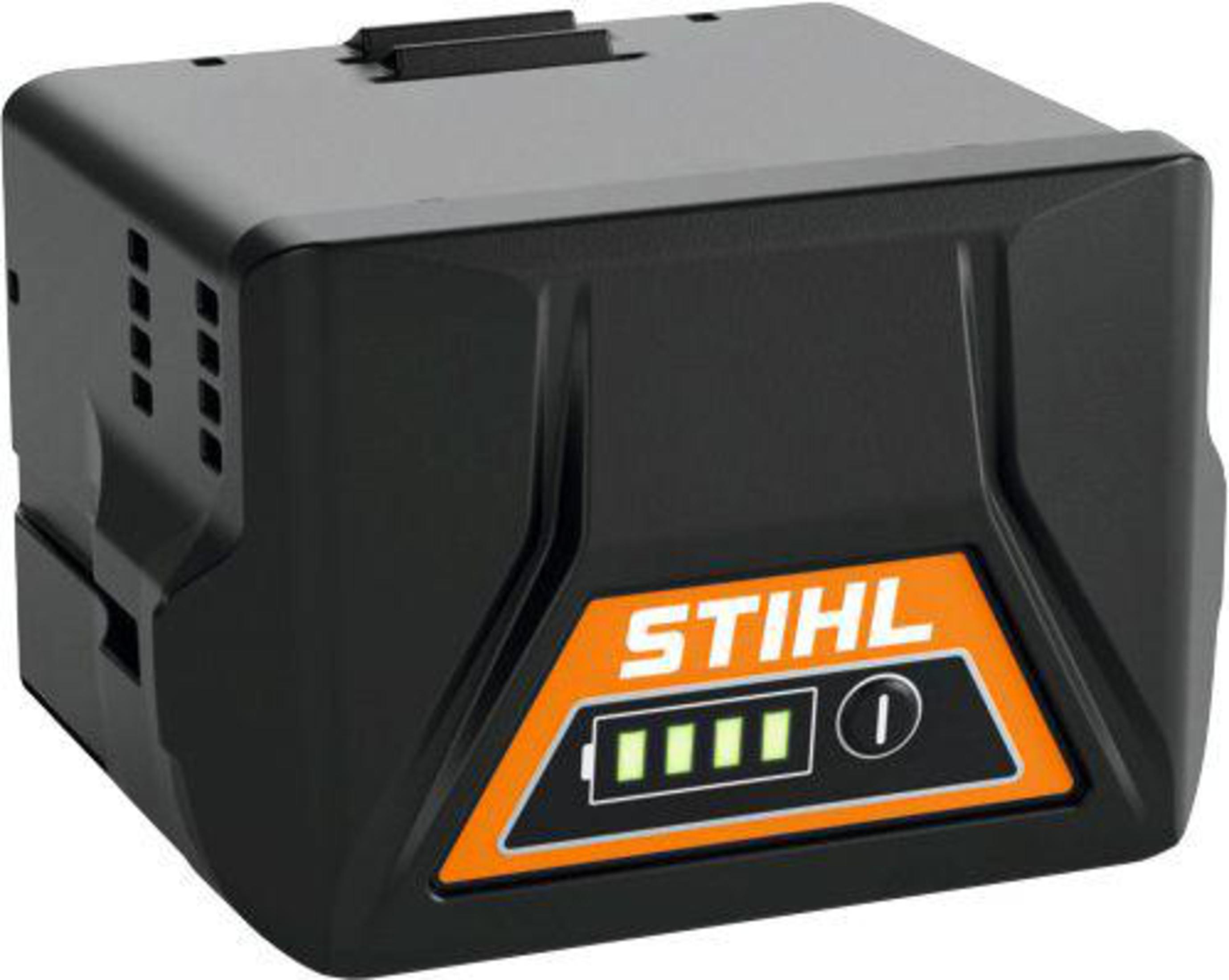 Ein schwarzer Stihl-Akku mit einem orangefarbenen Etikett und einer Batteriestandsanzeige.