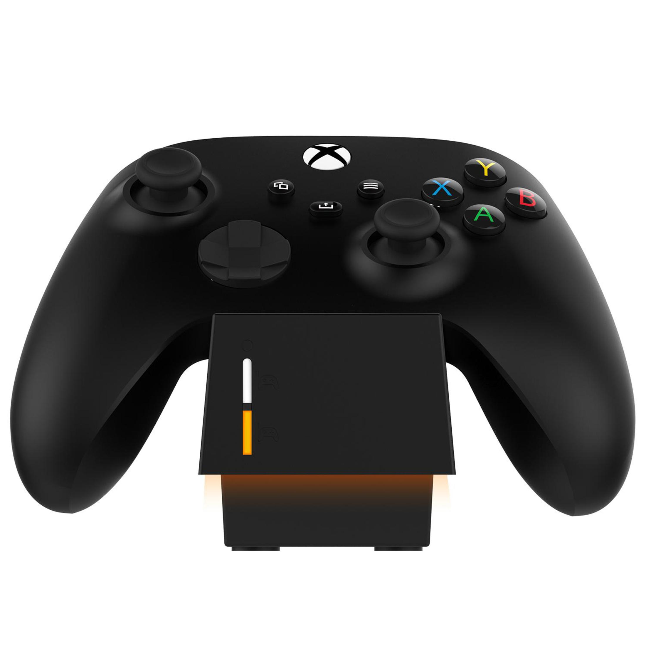 Schwarzer Xbox-Controller auf einer Ladestation. Die Basis hat Ladeanzeigen. Der Controller hat Tasten.