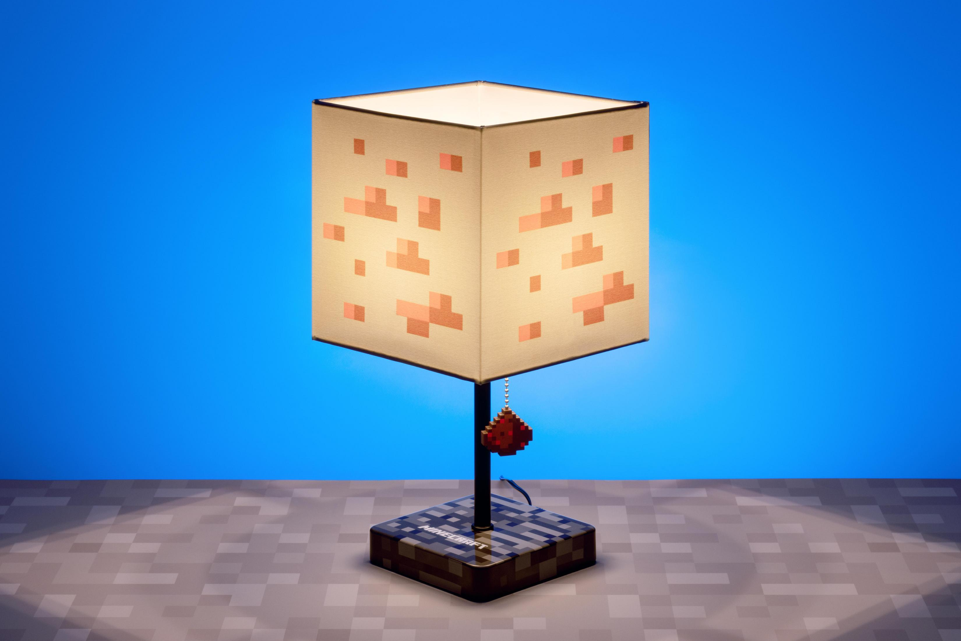 Minecraft-Würfellampe mit pixeligem Design, steht auf einer blockartigen Oberfläche.
