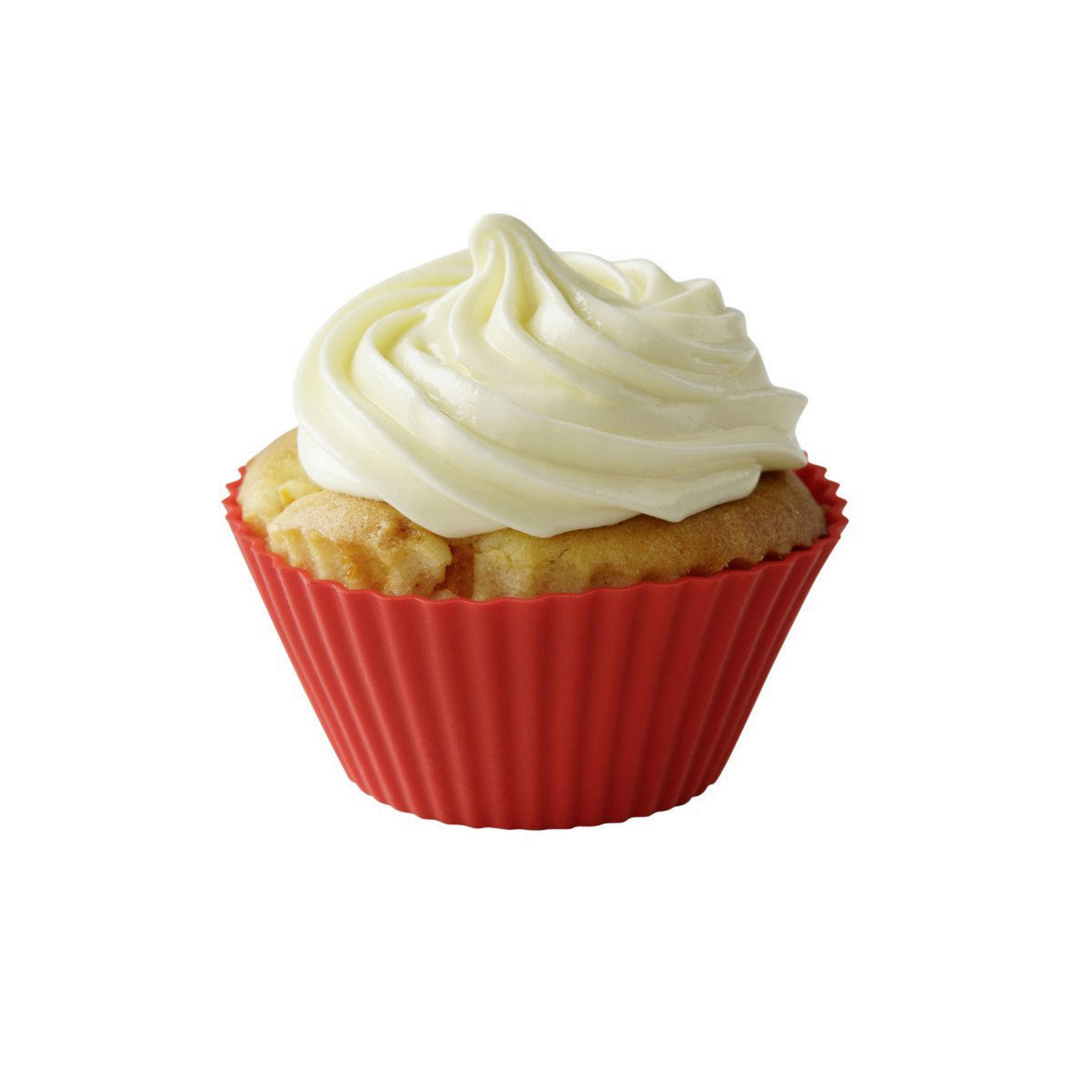 Ein Cupcake in einer roten Silikontasse mit weißem Zuckerguss.