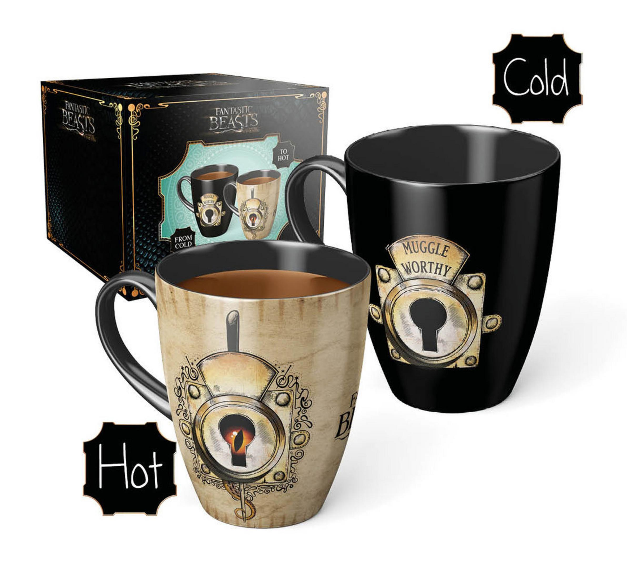 Zwei schwarze Harry-Potter-Tassen mit Geschenkbox. Eine Tasse sagt 'Muggle Worthy'. Weißer Hintergrund.