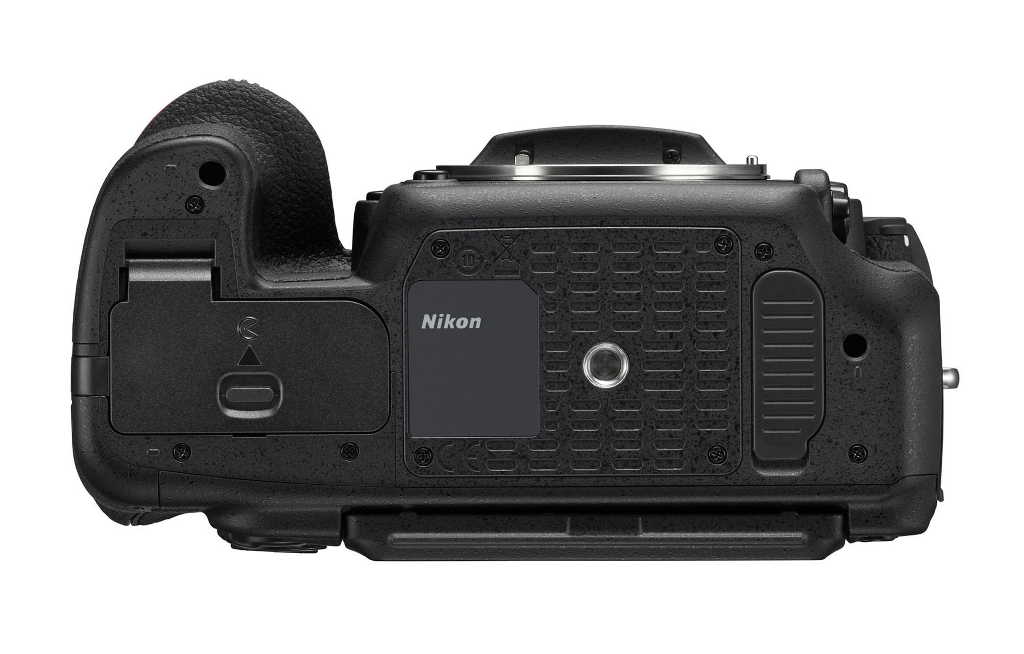 Schwarze Nikon-Kamera, Seitenansicht. Mit Objektivanschluss, Griff, verschiedenen Anschlüssen und Nikon-Logo.