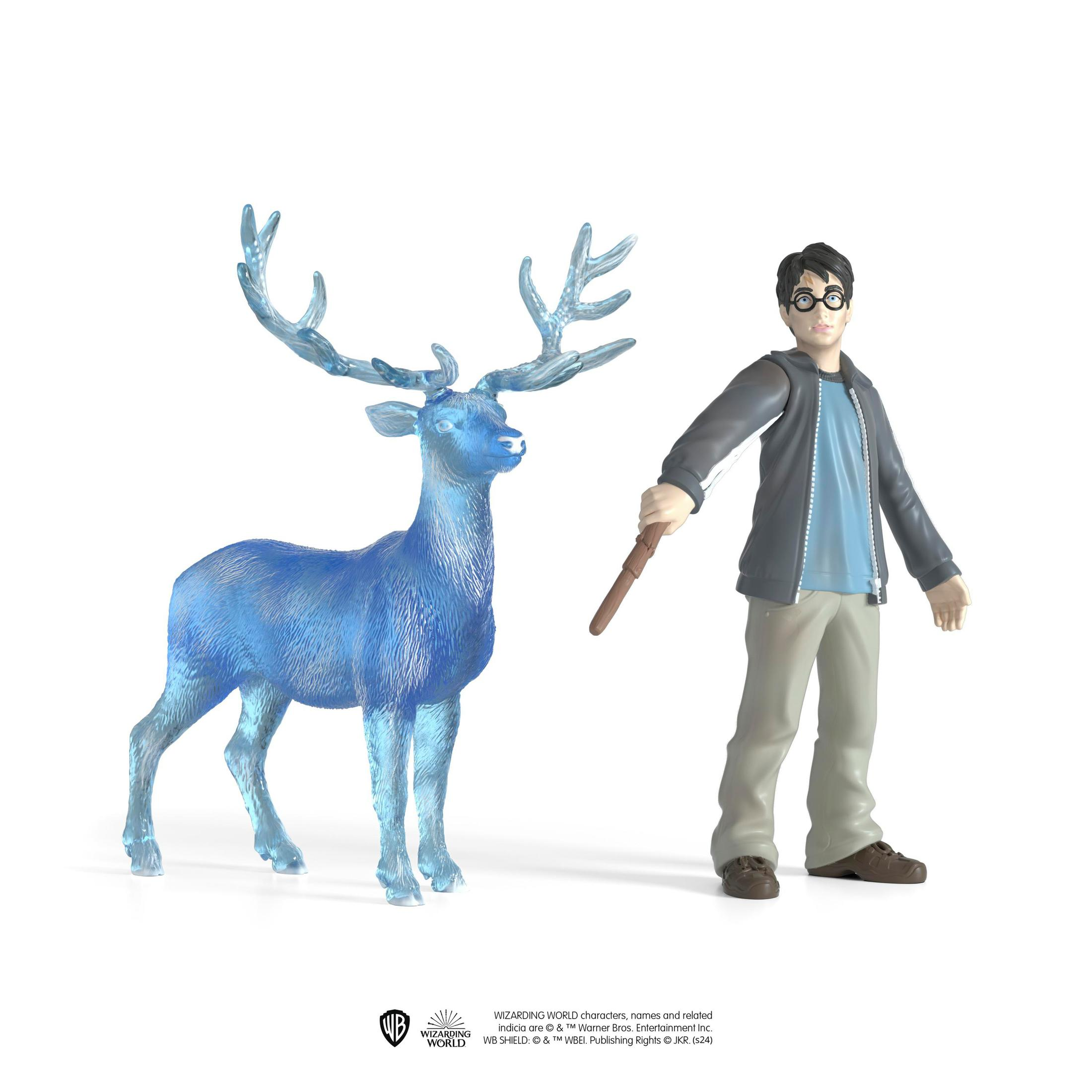 Figurka Harry'ego Pottera i niebieski Patronus. Patronus ma kształt jelenia. Białe tło.