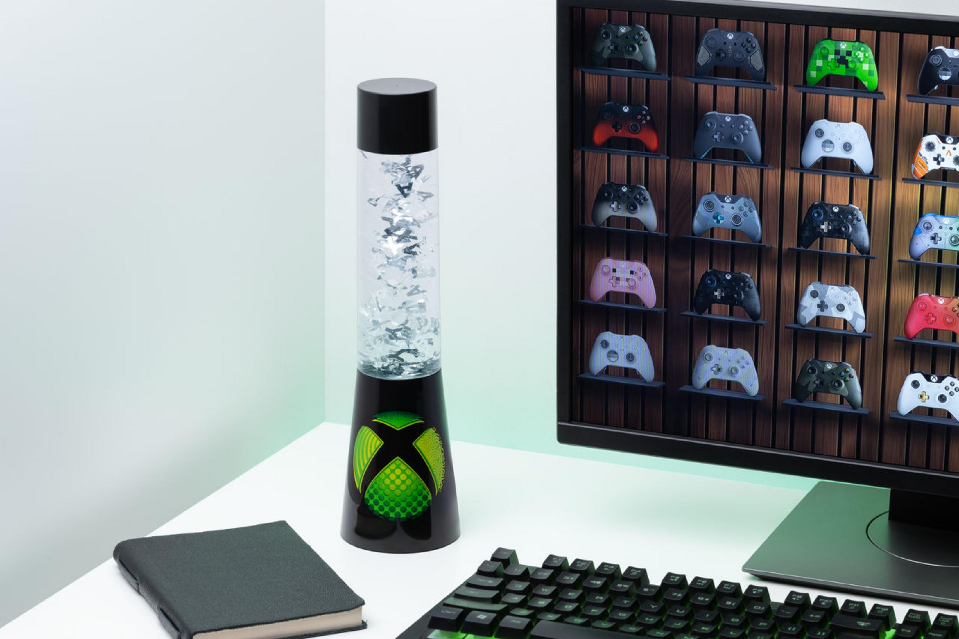 Xbox-Themenlampe. Die Lampe hat ein Xbox-Logo und einen beleuchteten Innenraum. Weiße Oberfläche und Hintergrund.