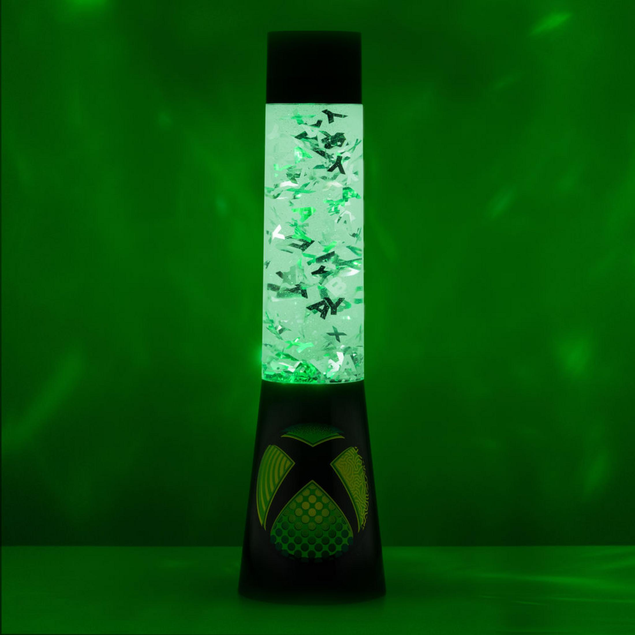 XBOX-Themenlampe mit grüner Flüssigkeit und Glitzer im Inneren. Grüner Hintergrund, schwarzer Sockel.