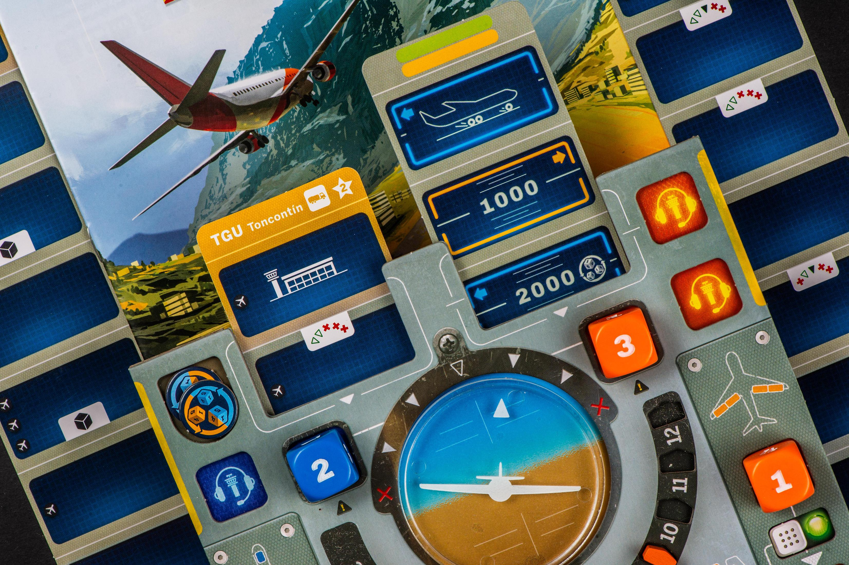 Ein Brettspiel mit einem Flugzeugmodell und Spielsteinen. Es hat ein blaues, orangefarbenes und grünes Farbschema.