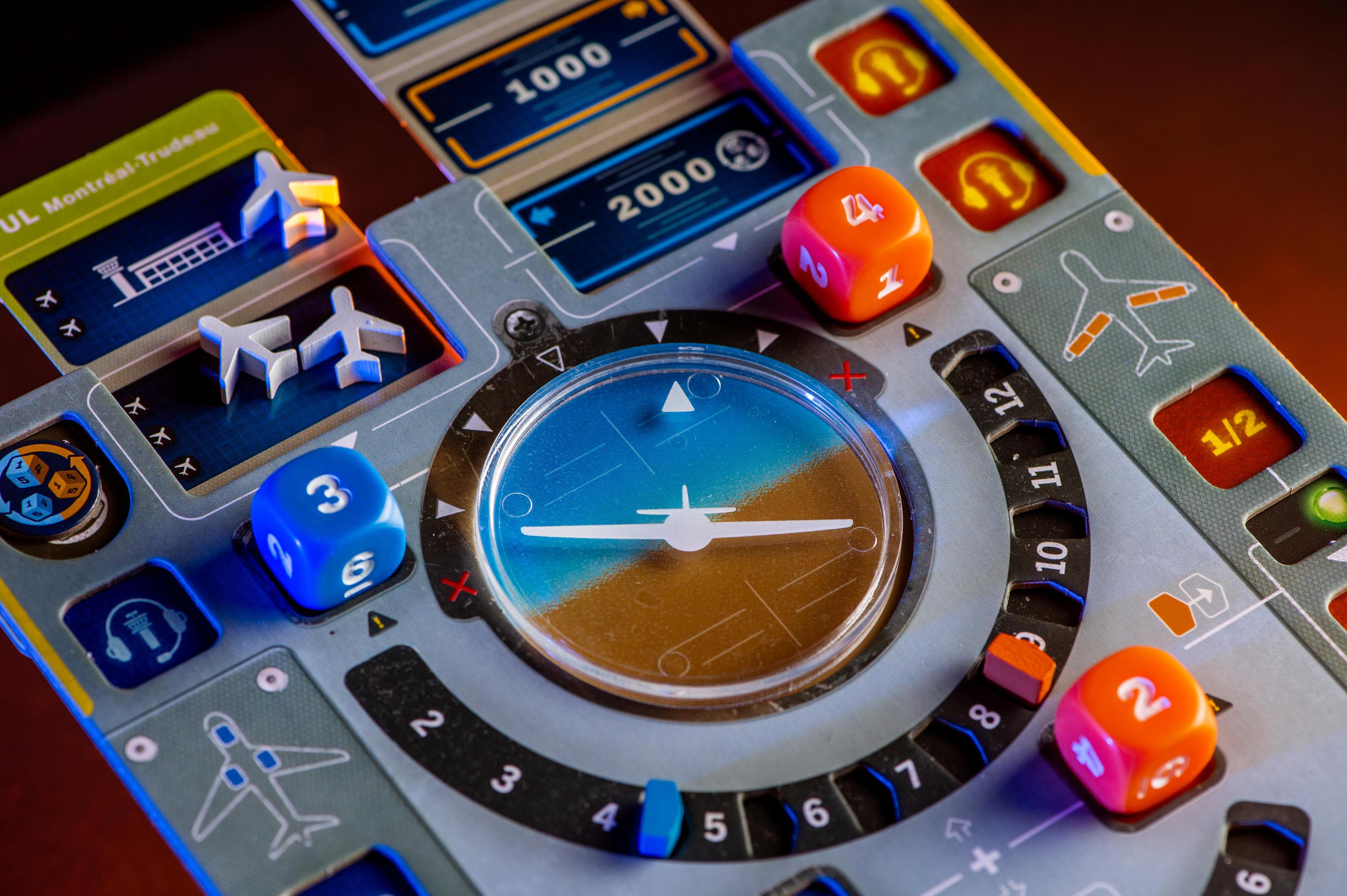 Brettspiel, das ein Flugzeugzifferblatt und Würfel sowie Flugzeugminiaturen zeigt.