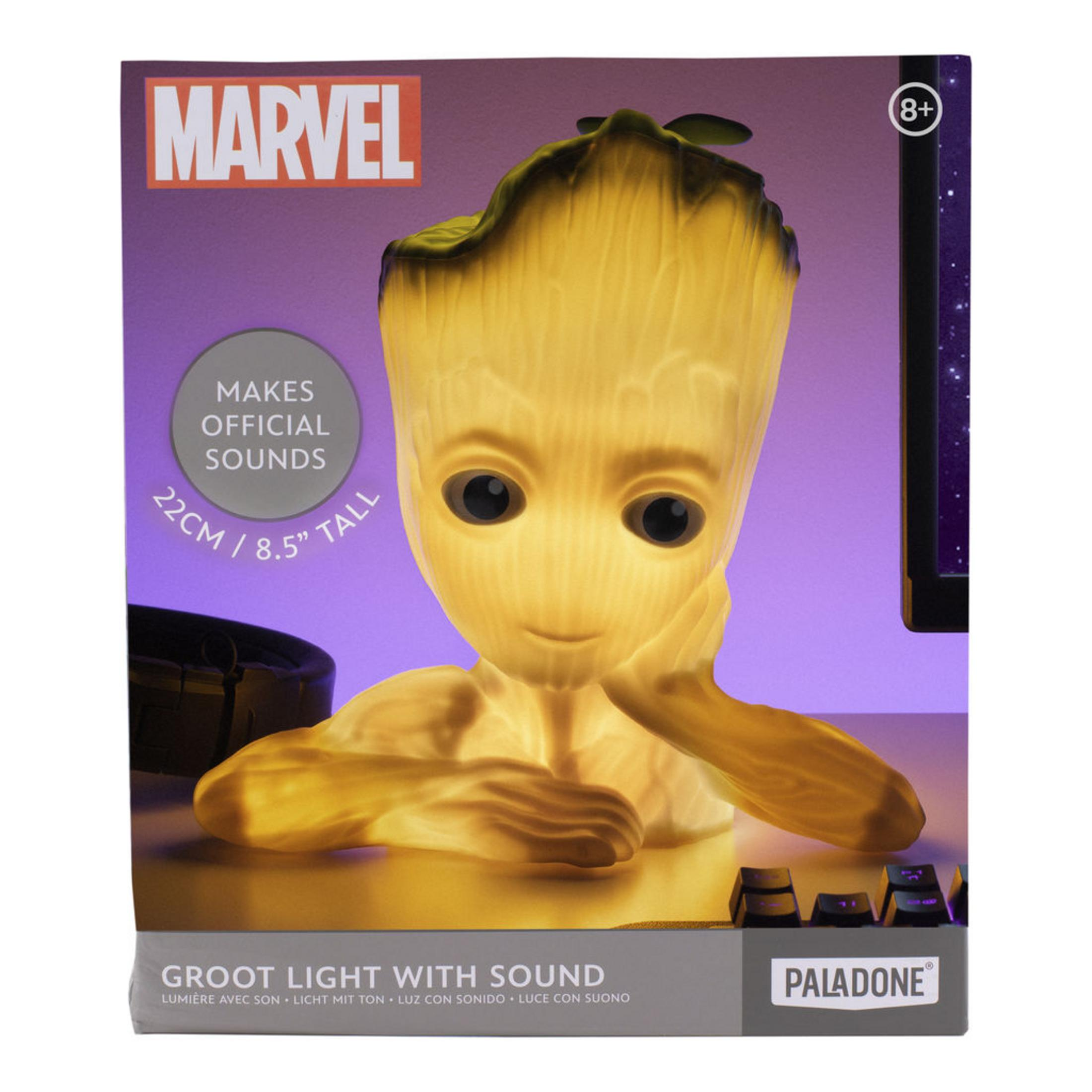 Lampa Groot z logo Marvel, obok klawiatury, na czarnym tle.
