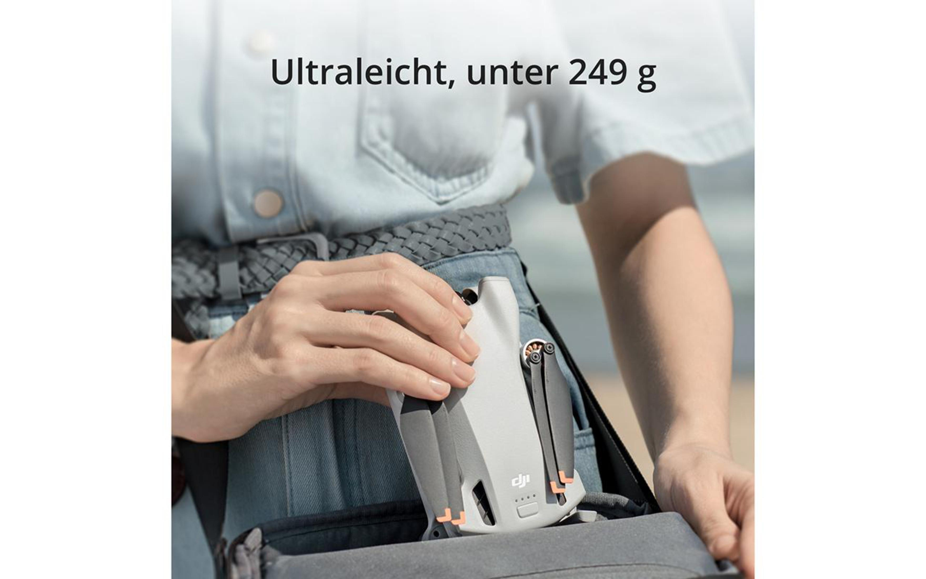 Person hält eine gefaltete graue Drohne in einer Tasche. Text: Ultraleicht, unter 249 g.