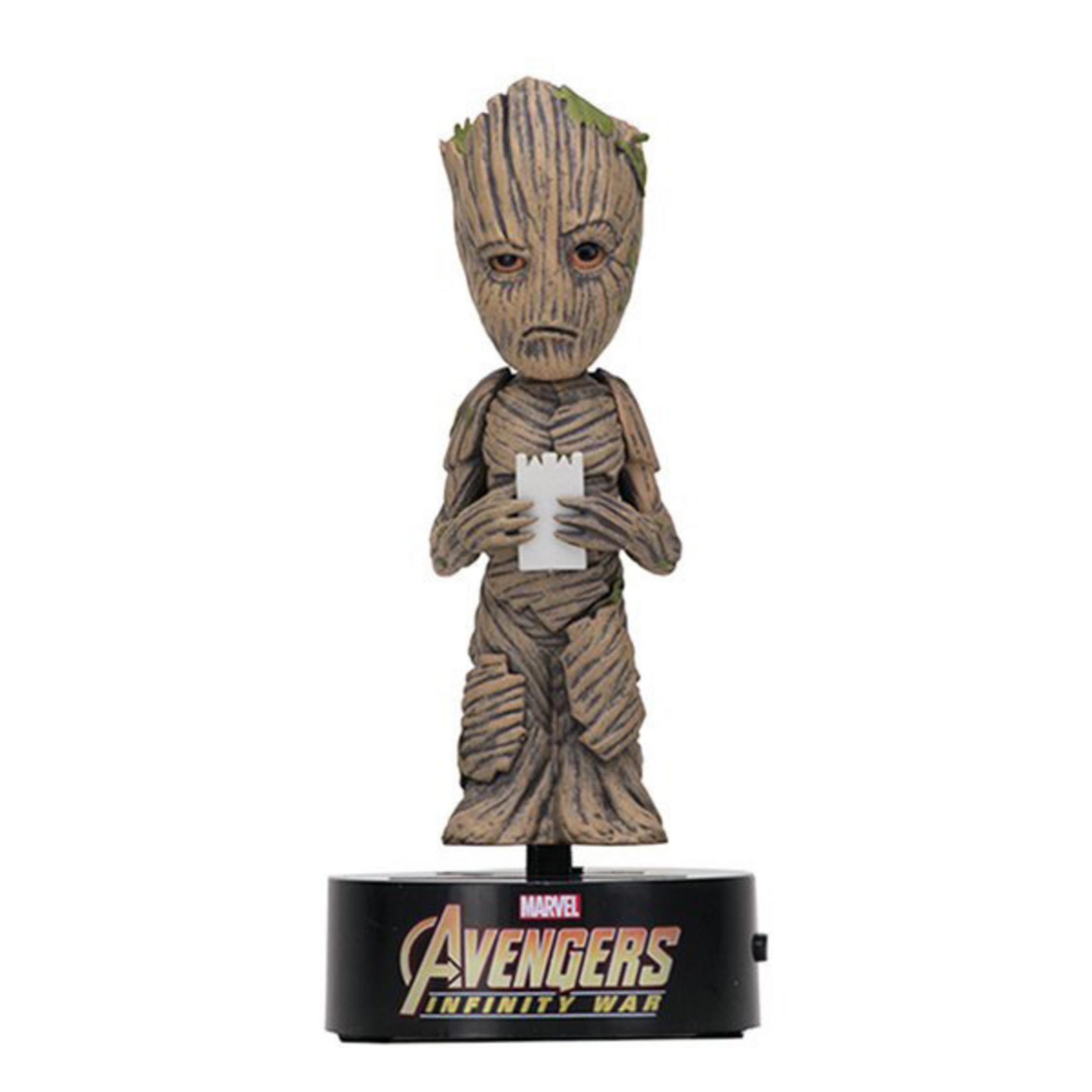 Eine Groot-Figur aus Avengers Infinity War, die eine weiße Karte hält, auf schwarzer Basis mit Logo.