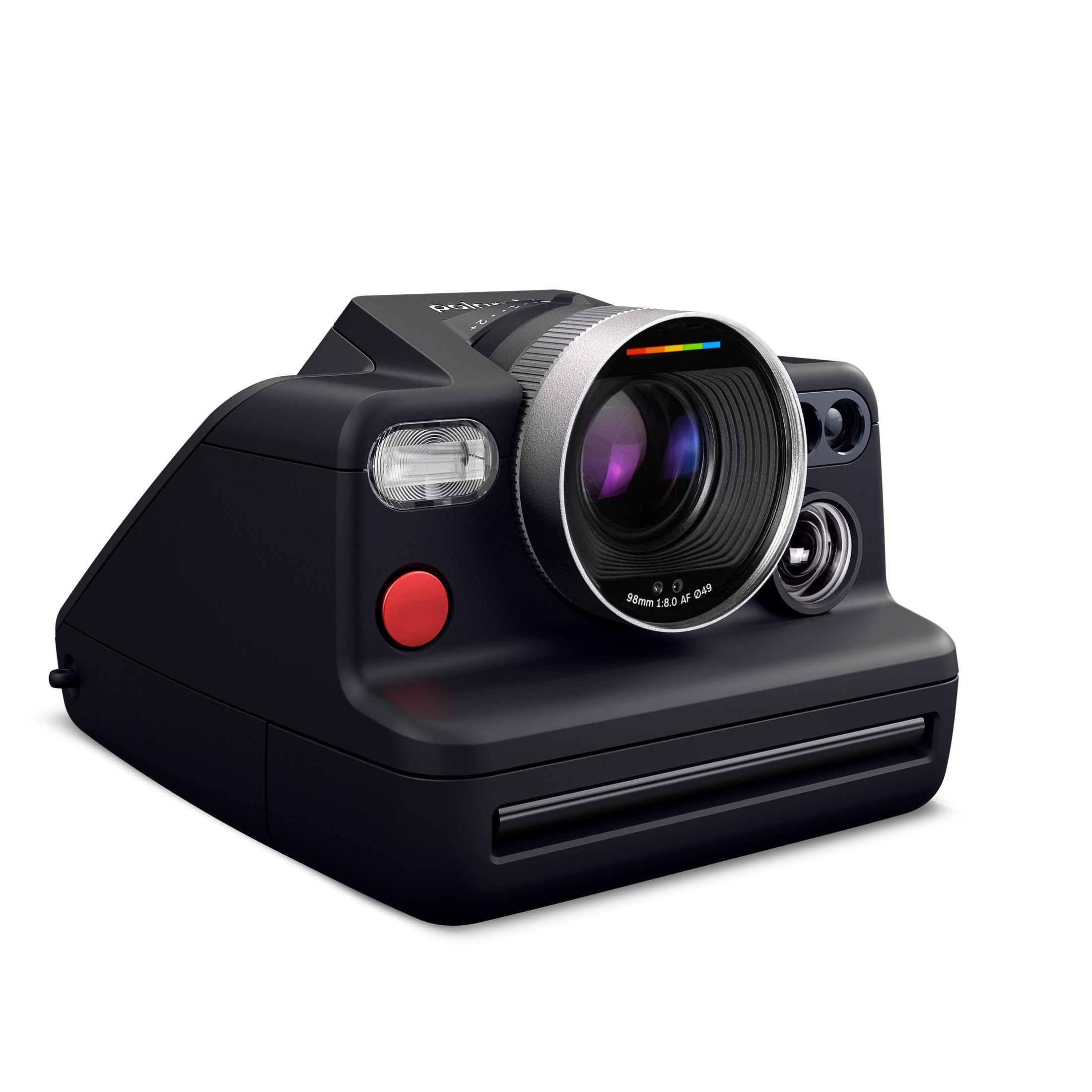 Siyah Polaroid fotoğraf makinesi, açılı görünüm, kırmızı düğme, flaş ve gökkuşağı detaylı lens.