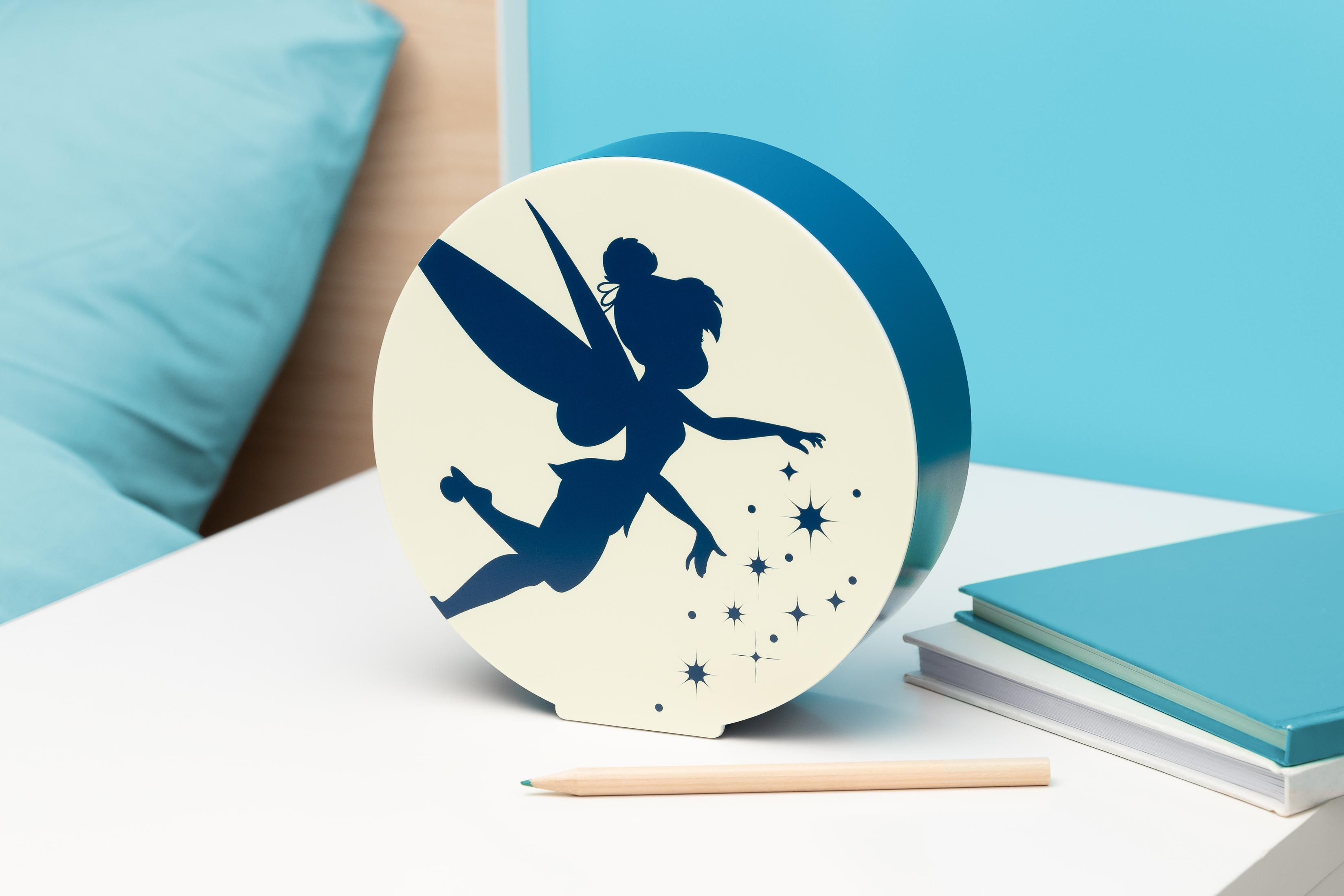 Rundes blaues Nachtlicht mit Tinkerbell-Silhouette. Weißer Tisch, blaue Wand.