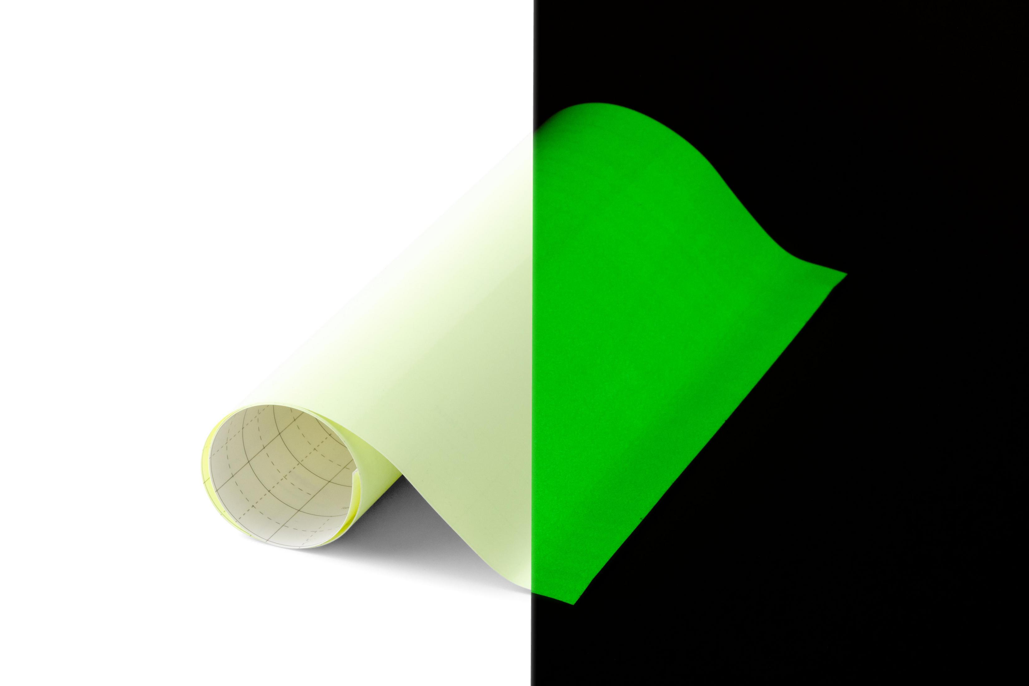 Eine Rolle grünes und cremefarbenes Papier, mittig geteilt, auf weißem Hintergrund.