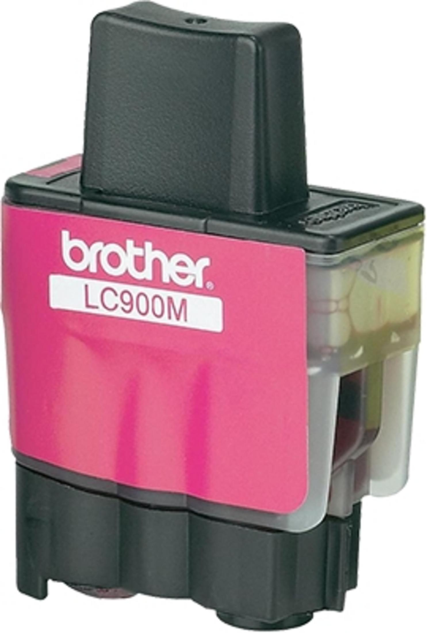 Eine rosa und schwarze Tintenpatrone mit der Aufschrift 'brother LC900M' auf weißem Hintergrund.