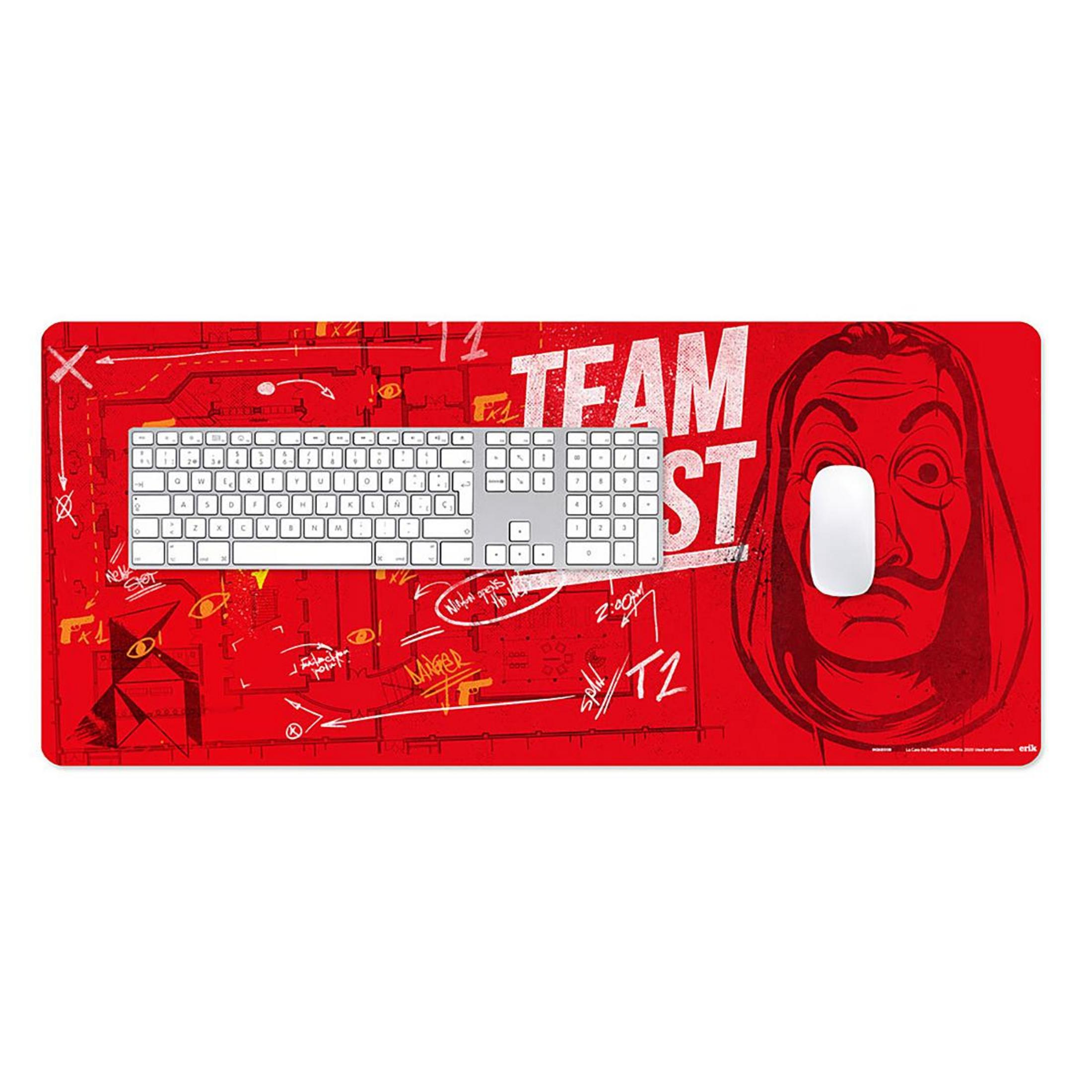 Rotes Team ST Mauspad mit Tastatur und Maus, mit rotem Design.