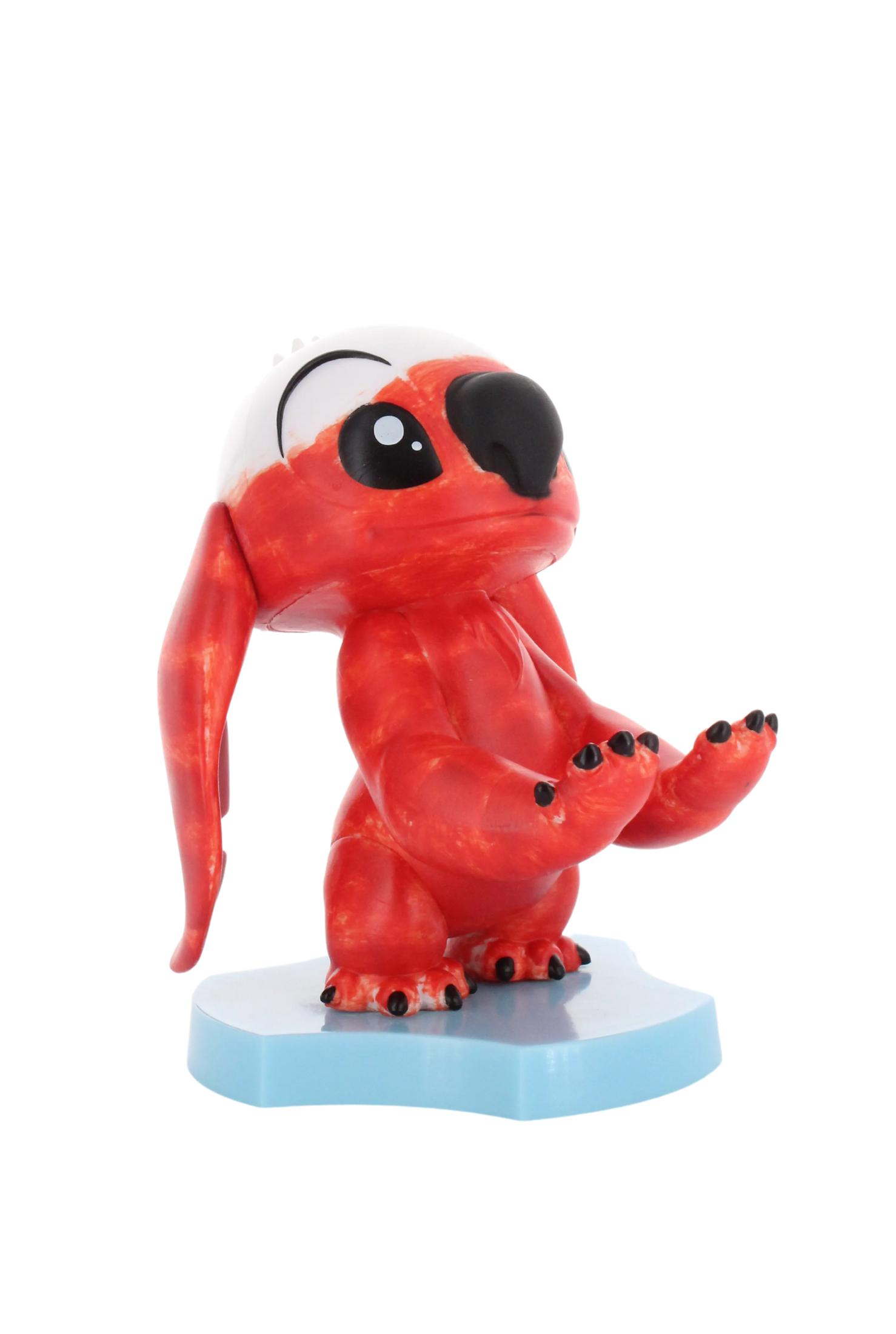 Statuetta di Stitch rossa e bianca su una base blu, con le braccia tese e grandi occhi.