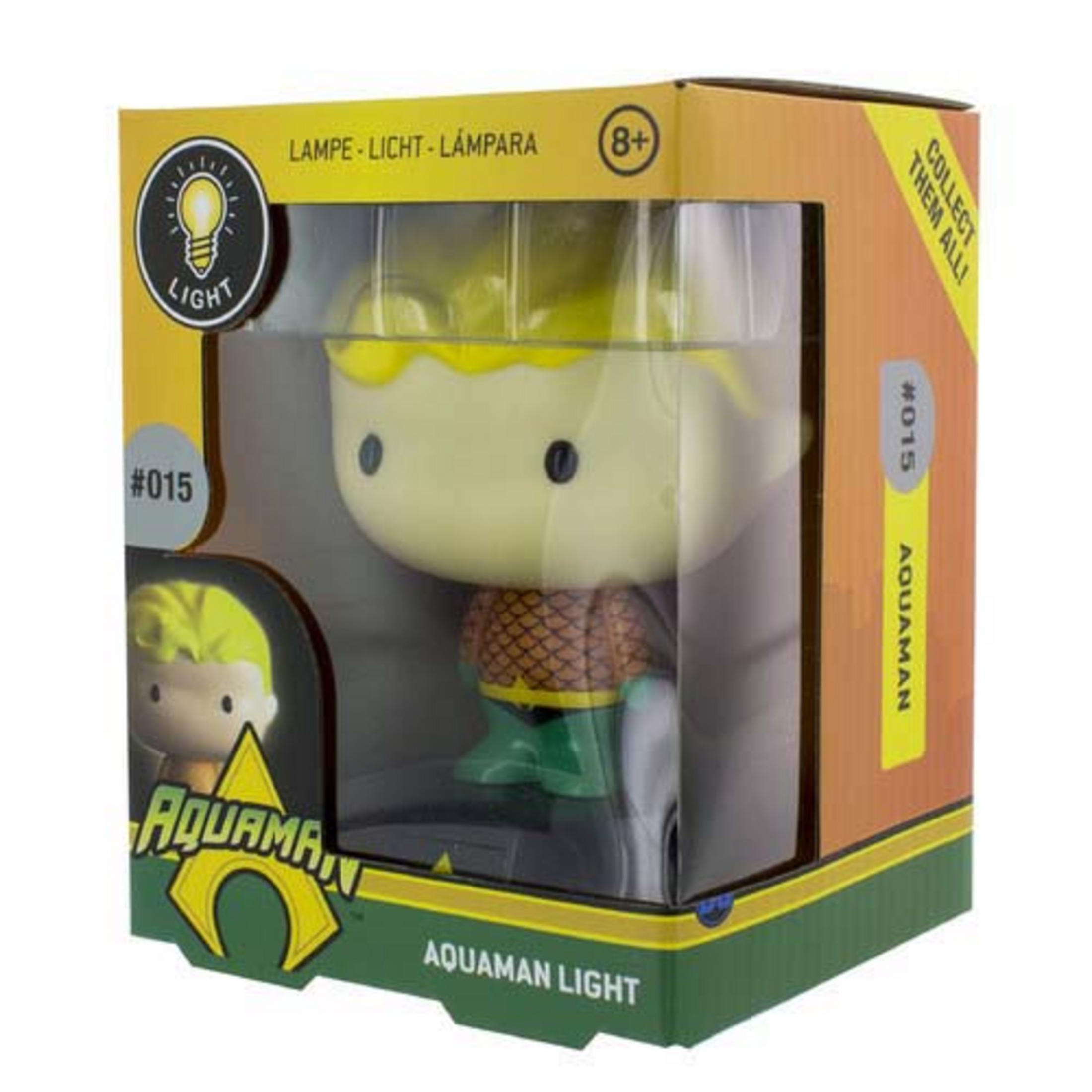 Figura luminosa de Aquaman en una caja. La caja muestra el personaje y el logo.