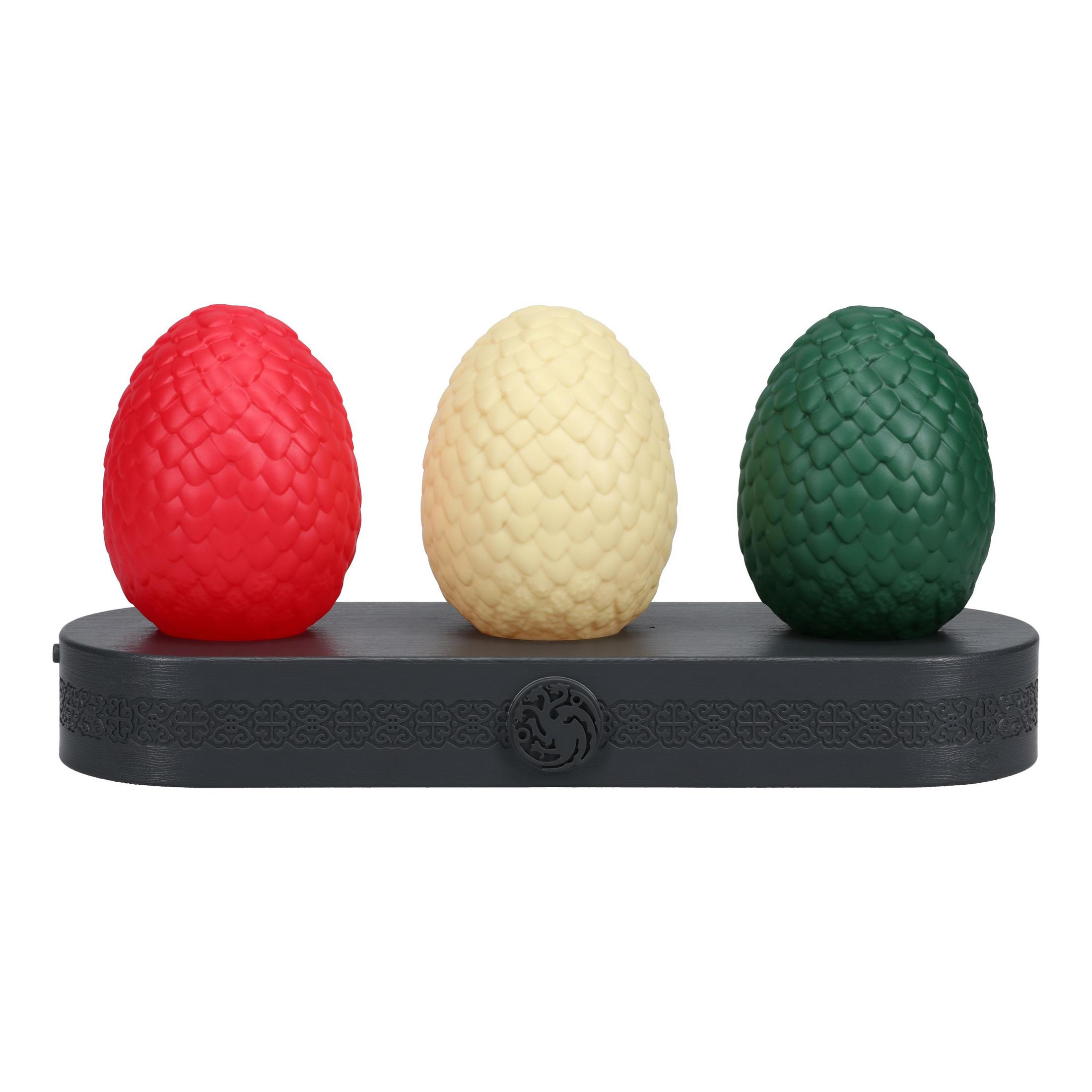 Drei Game of Thrones Dracheneier auf dekorativer Basis. Rot, Creme und Grün.