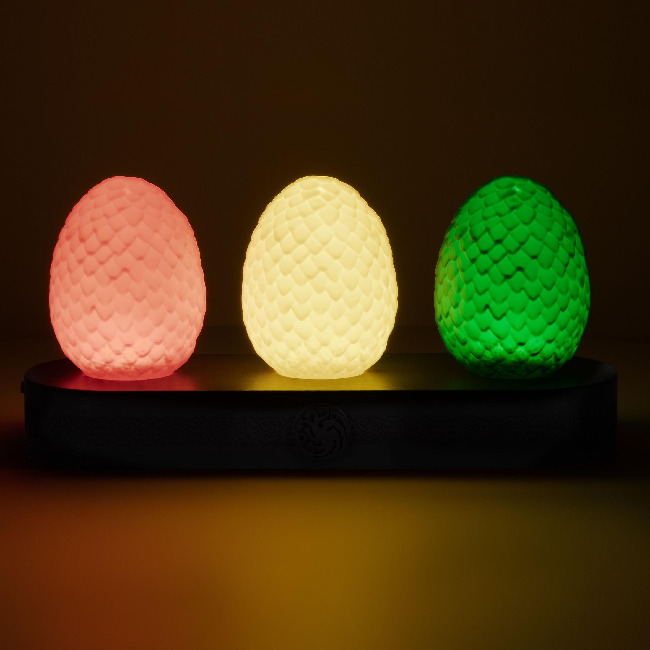 Drei Game of Thrones Dracheneier-Lichter. Jedes Ei leuchtet in einer anderen Farbe: rot, gelb, grün.