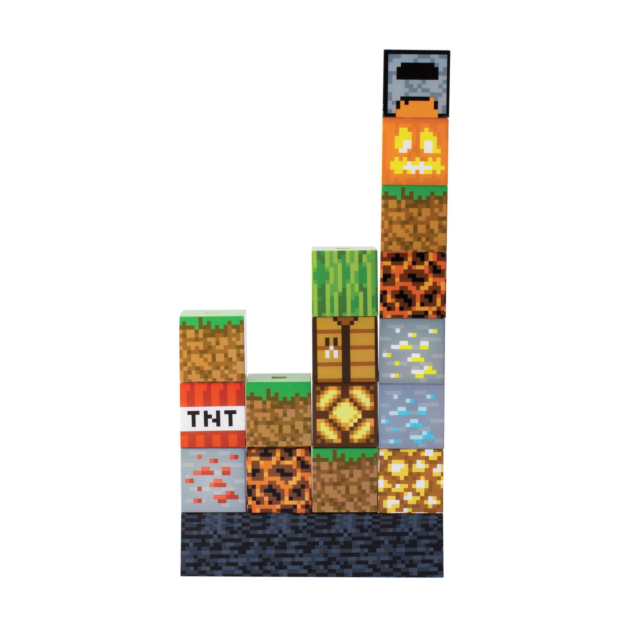 Minecraft-Blöcke gestapelt. TNT-Block, Erde, Truhe, Kürbis, Melone und andere. Pixeliges Design.